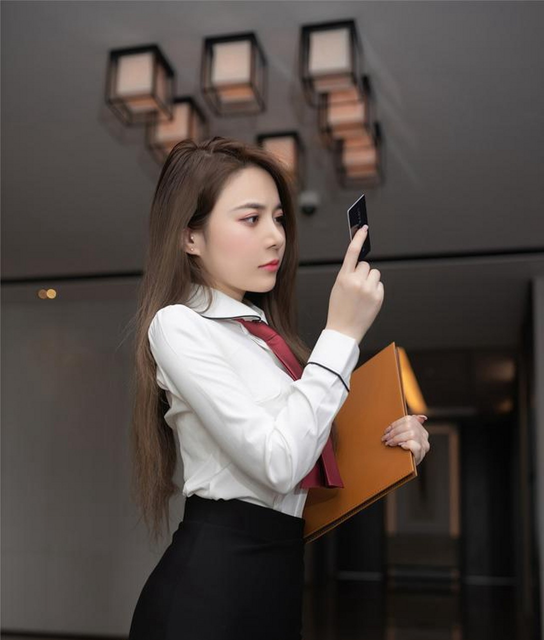 美女图集:气质十足的职场穿搭,让你做职场时尚女王