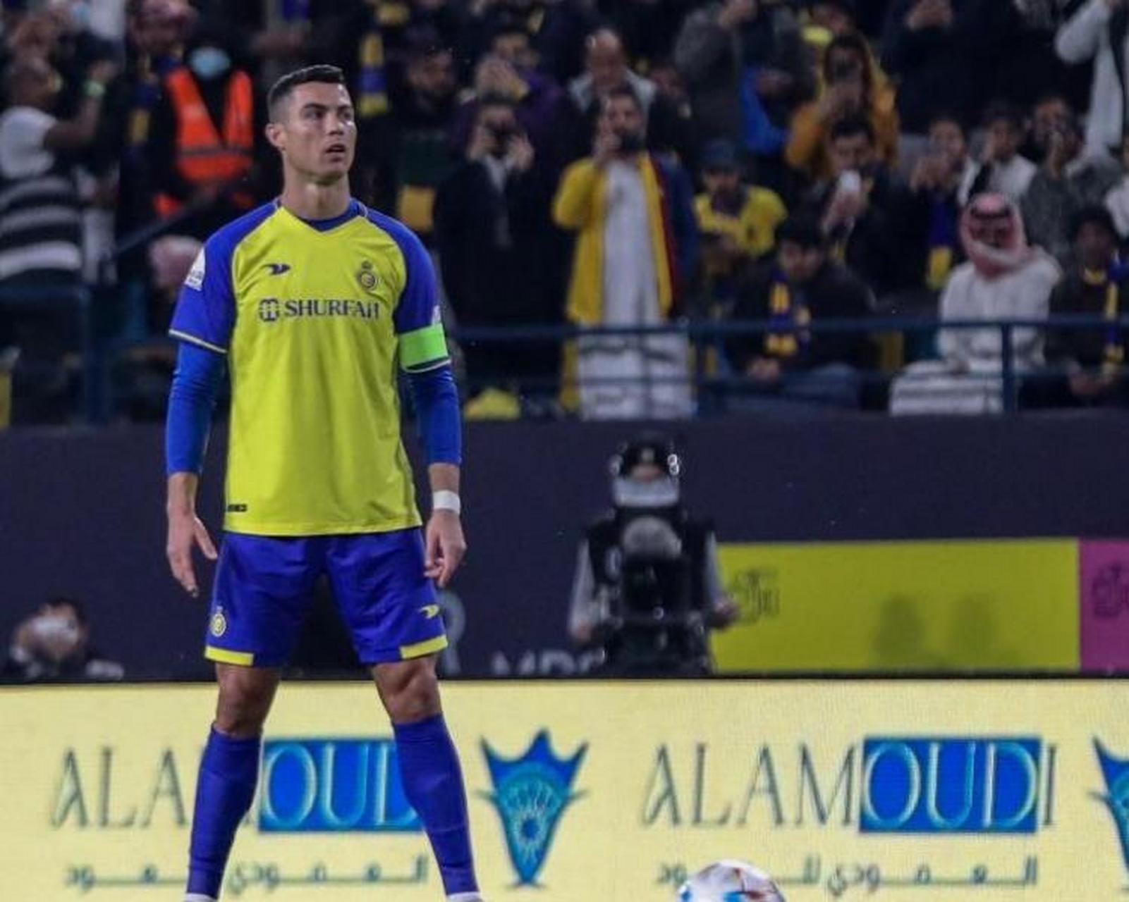 欧冠晒c罗对拜仁罚任意球,穆勒:这人墙咋回事?