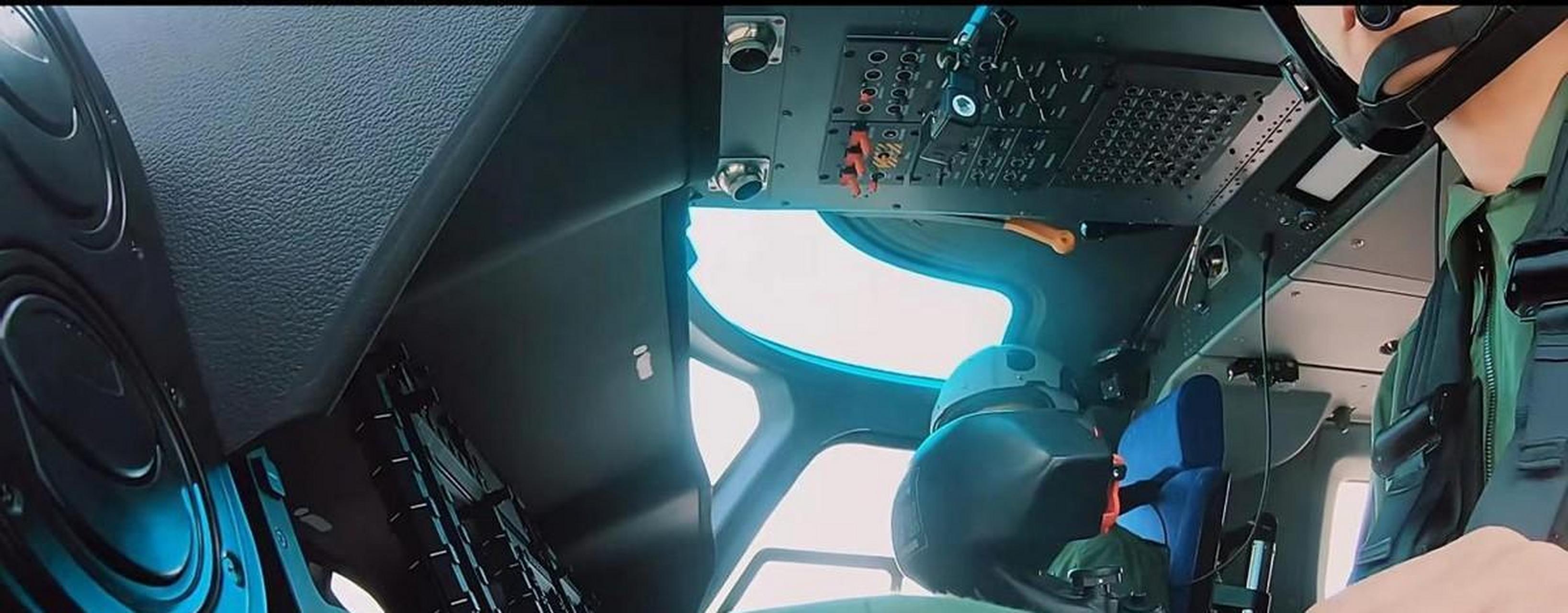 探秘直20机舱内部,采用三人机组,载员舱采用吊篮式抗坠座椅,悬停时"纹