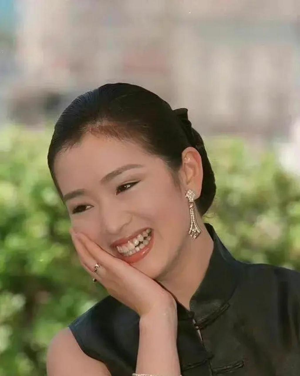 巩俐年轻时的旧照曝光,东方美人的大气端庄在她身上展现得淋漓尽致.