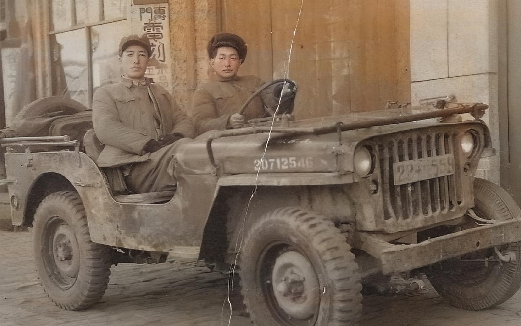 他以为这下完了,陆军营长却低声道: 当时,宋时轮驾驶吉普车勘察,因