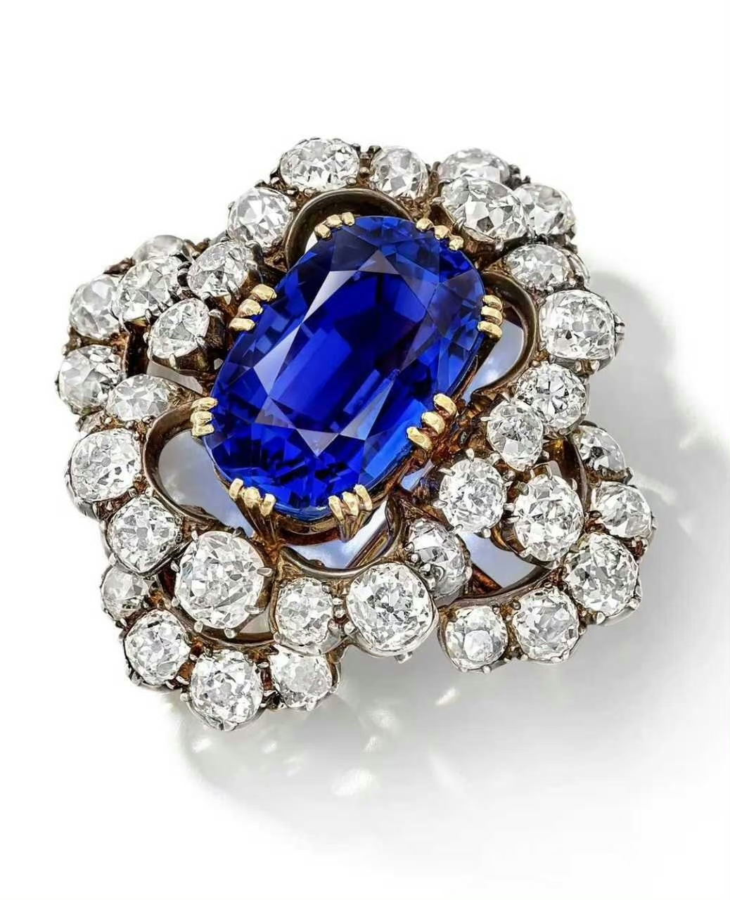 伊丽莎白·泰勒和她的维多利亚蓝宝石胸针.