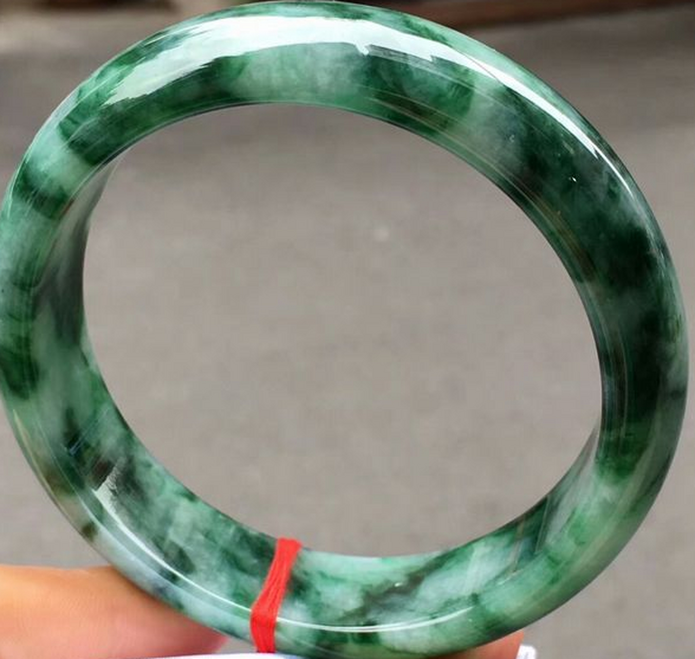 38女神节##点击头像看直播# #翡翠手镯#b货翡翠:颜色呆板,结构疏松