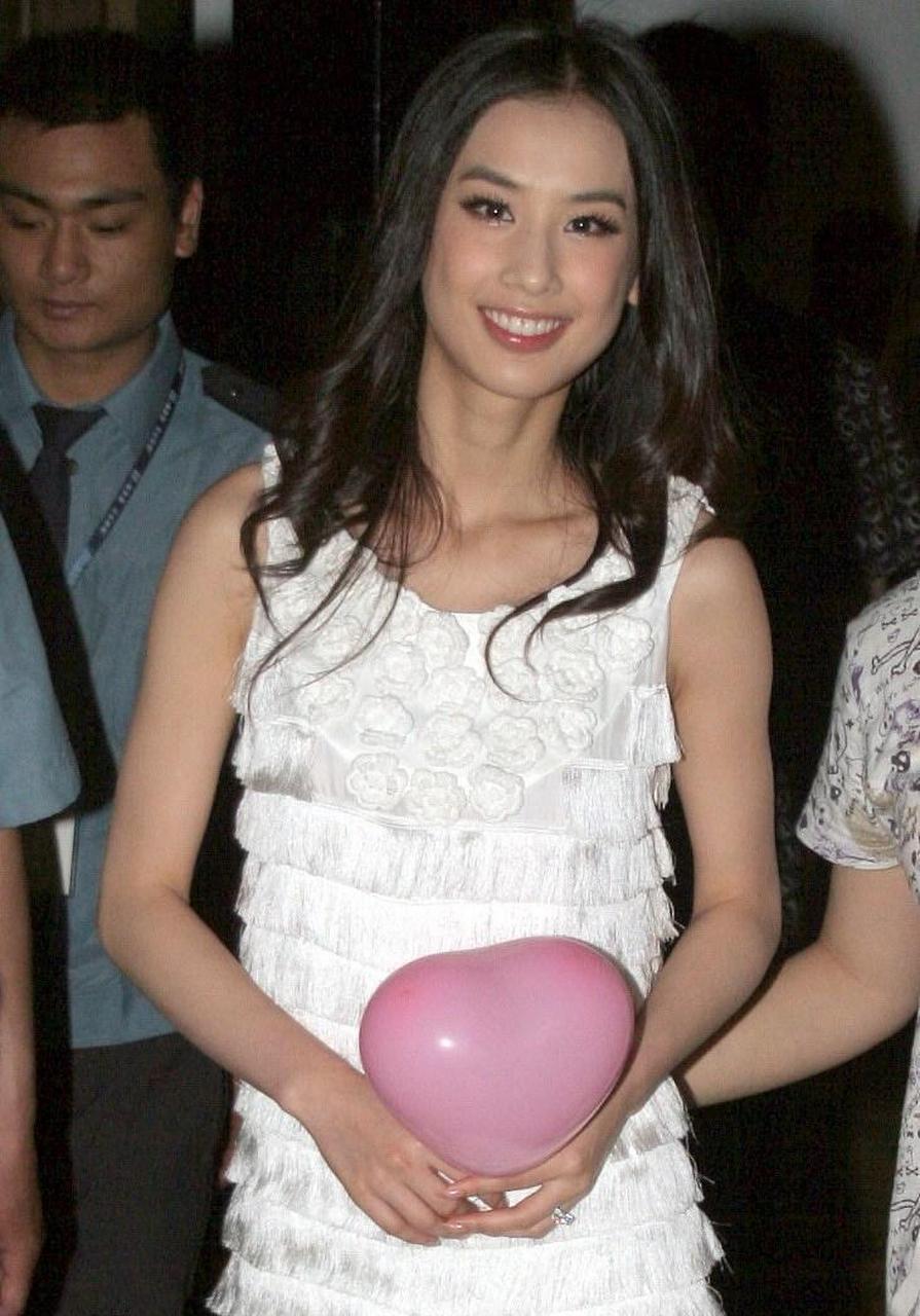 以前一直分不出刘亦菲和黄圣依谁更美,直到我看到她俩年轻时的这张