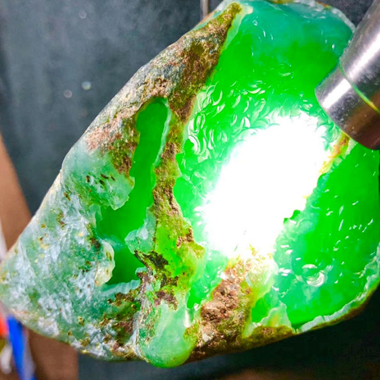 在这两个条件的作用下,钠长石形变成蓝闪石片岩后,再进一步变质成硬玉