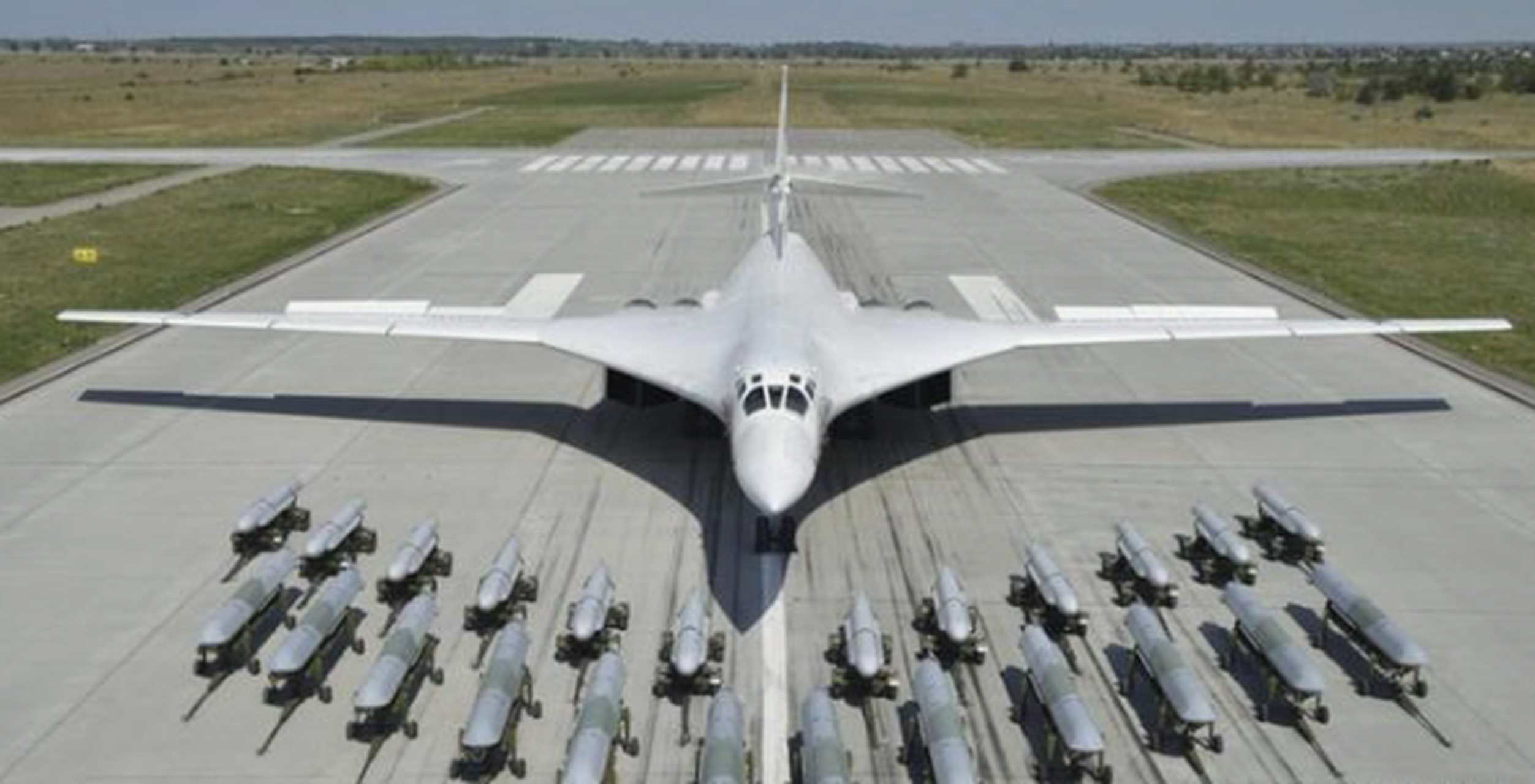 说起俄罗斯的空军装备,最引人关注的恐怕就是图160战略轰炸机了,这是