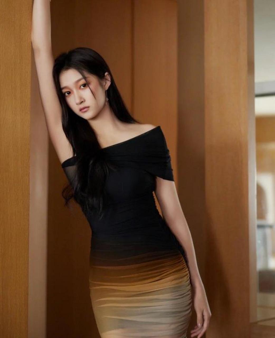 关晓彤的渐变色包臀紧身裙,小蛮腰和性感翘臀尽收眼底.