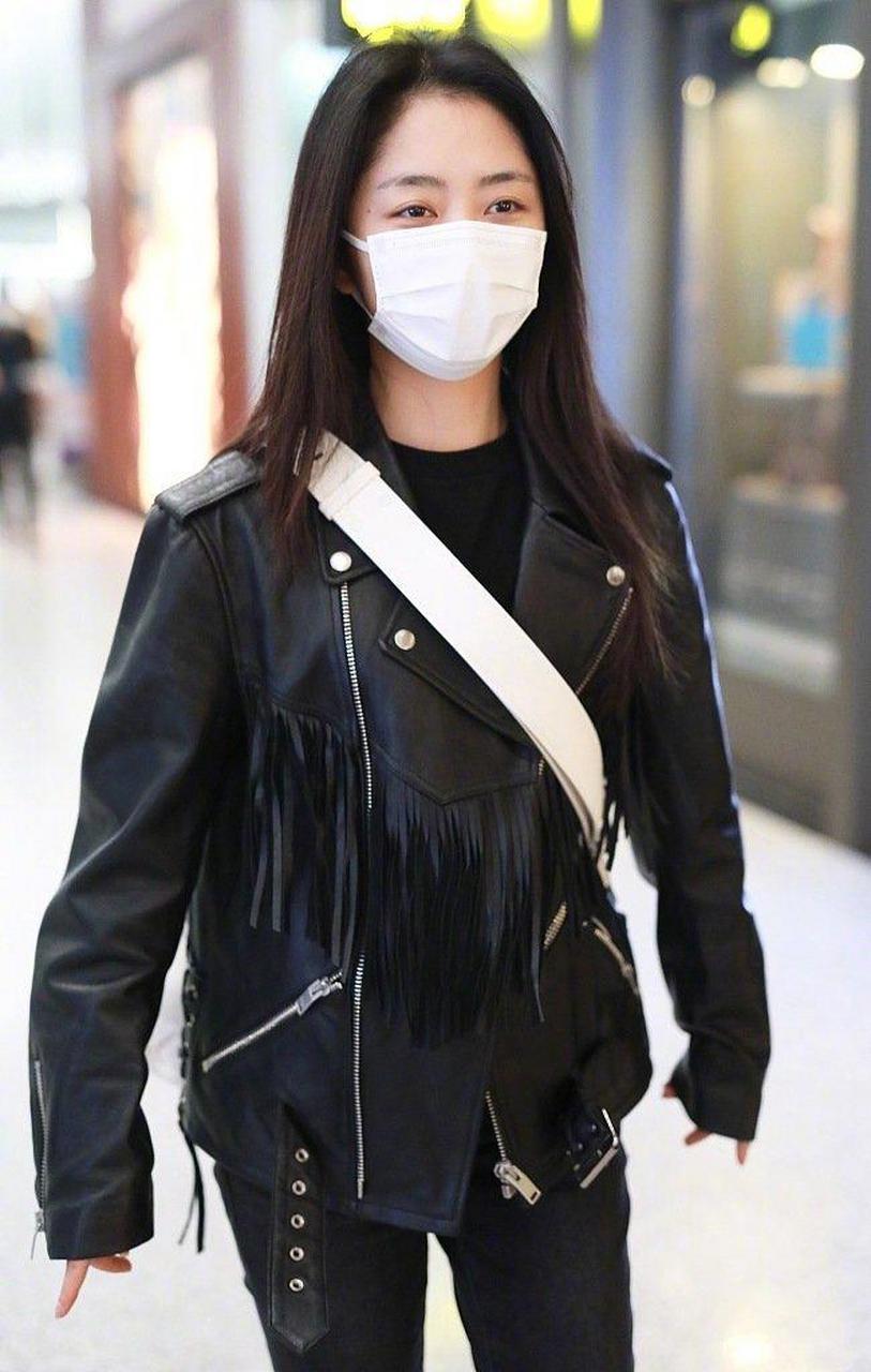 谭松韵不走甜美风也超美的,黑色皮衣点缀上流苏中性利落,飒爽霸气