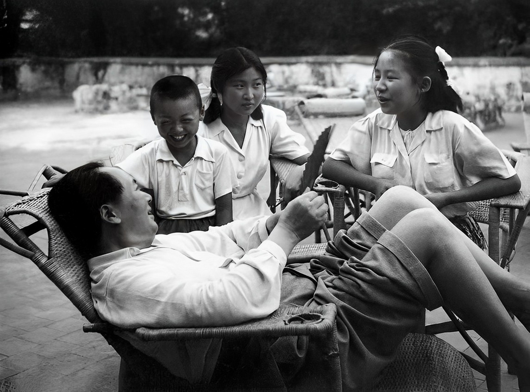 谢静宜与她交谈时发现,她身体不太好,经常发烧,但她仍坚持在农村工作