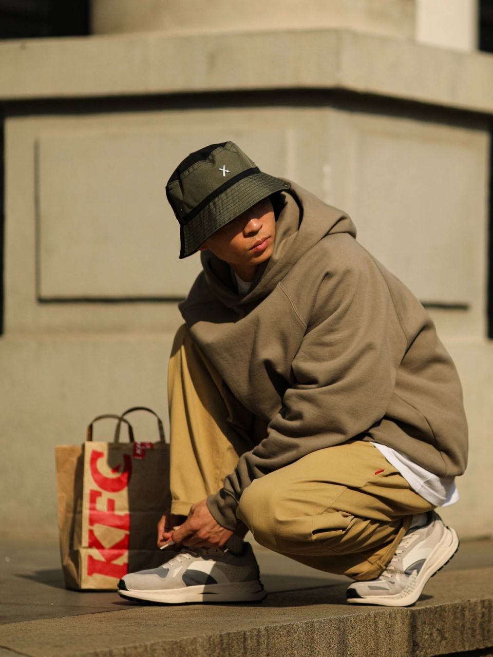 "cityboy街拍  饿了吃系列 今日运动大男孩 卡棕色系穿搭 秋日少年感