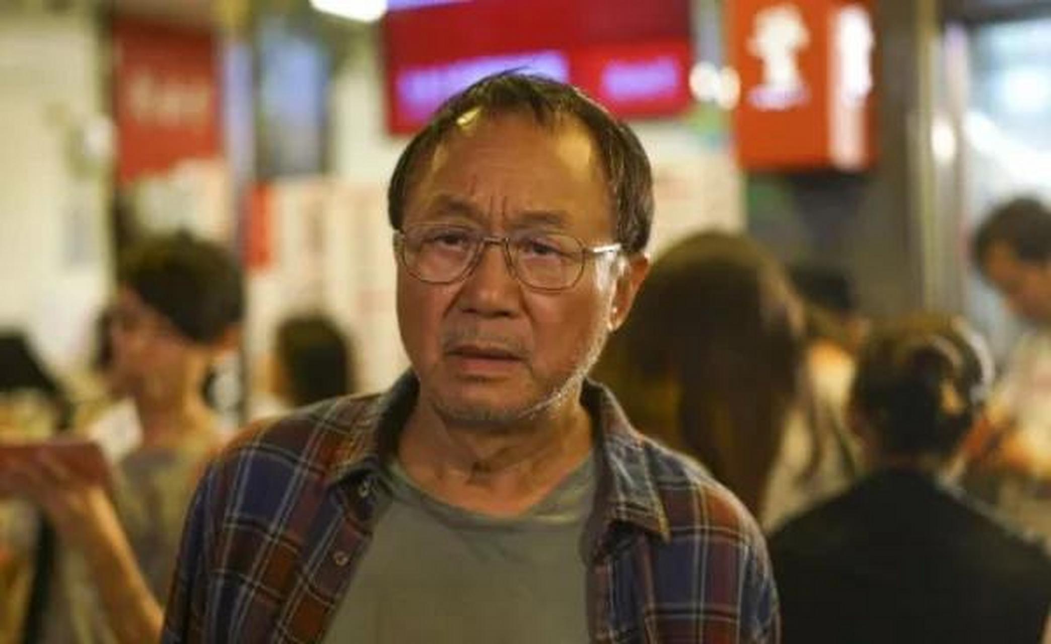 《豪门夜宴》中有这么一幕,周星驰和许冠文同坐一桌在争抢一块鸡肉.