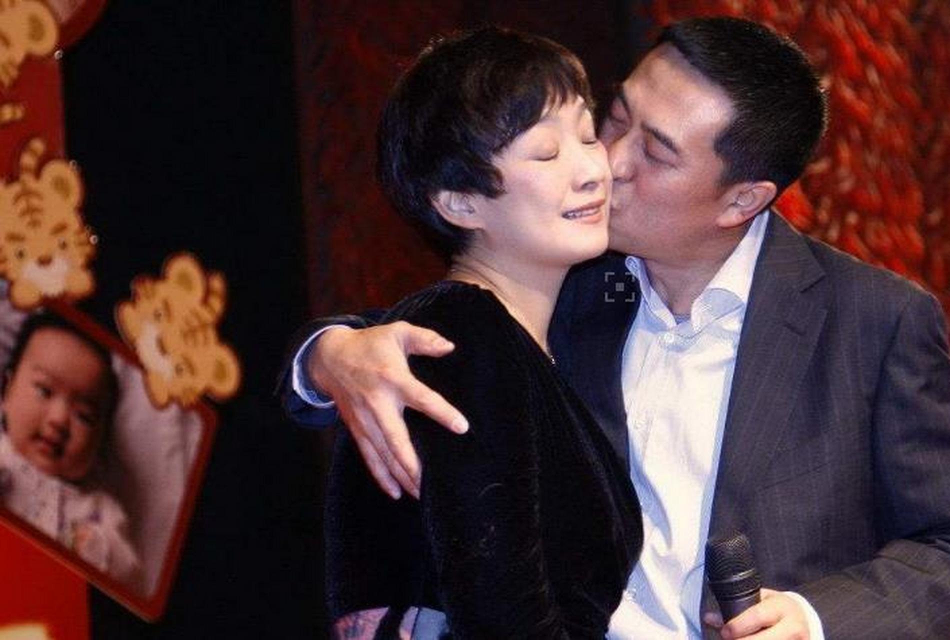 "杜珺沉思许久,无奈笑了下回答:"后悔又能如何呢?木已成舟.