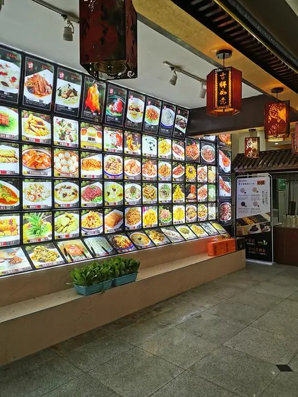 聚丰德饭店始创于1947年,是济南"中华老字号"饭店,其名取聚宾园的聚字