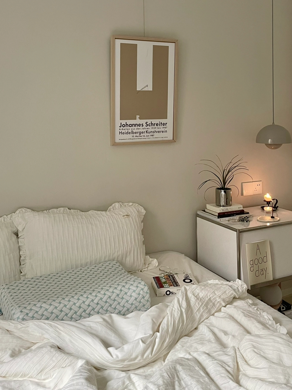 奶乎乎的卧室真的太好睡了   白色系的床品和奶油系的装修风格搭一起