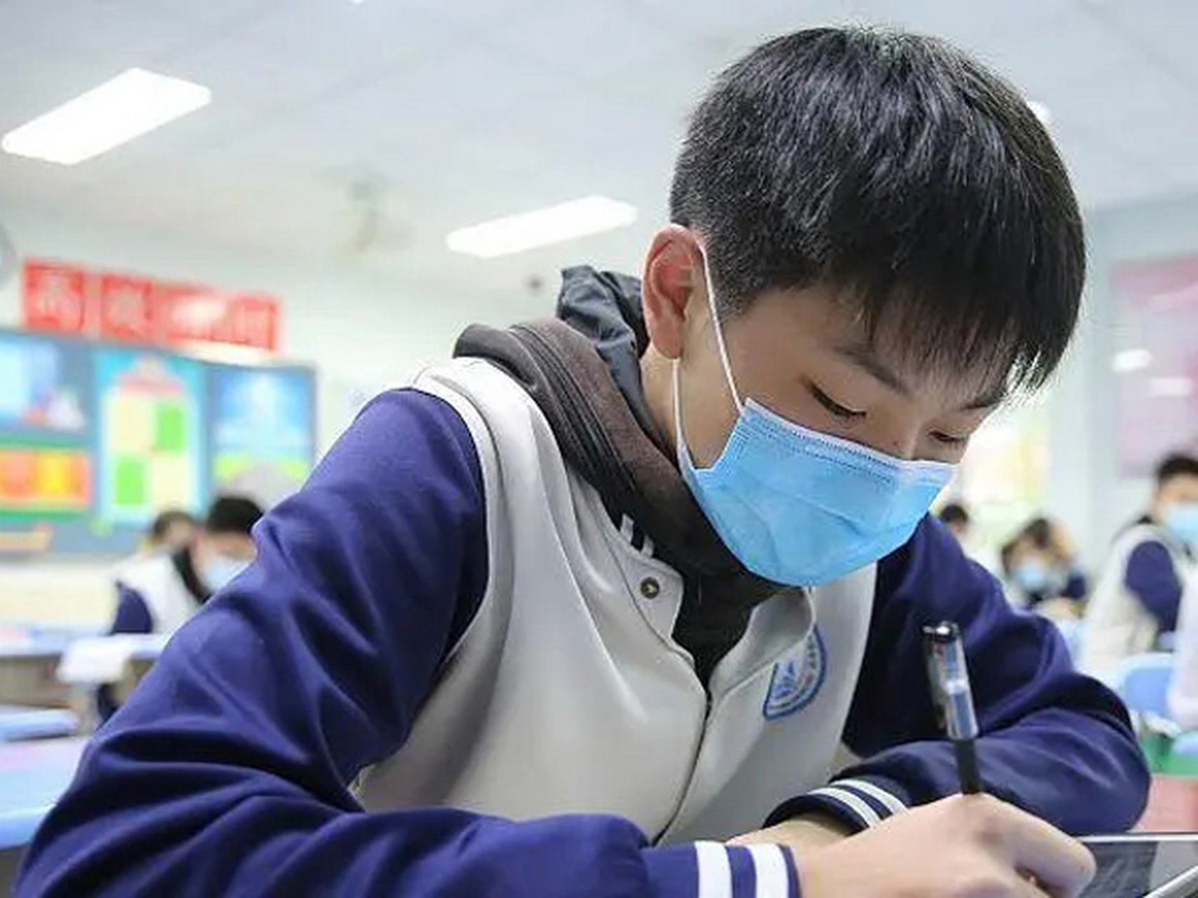大连汇文中学杨老师笔扎学生头后续: 事情起因是老师由于学生找不到