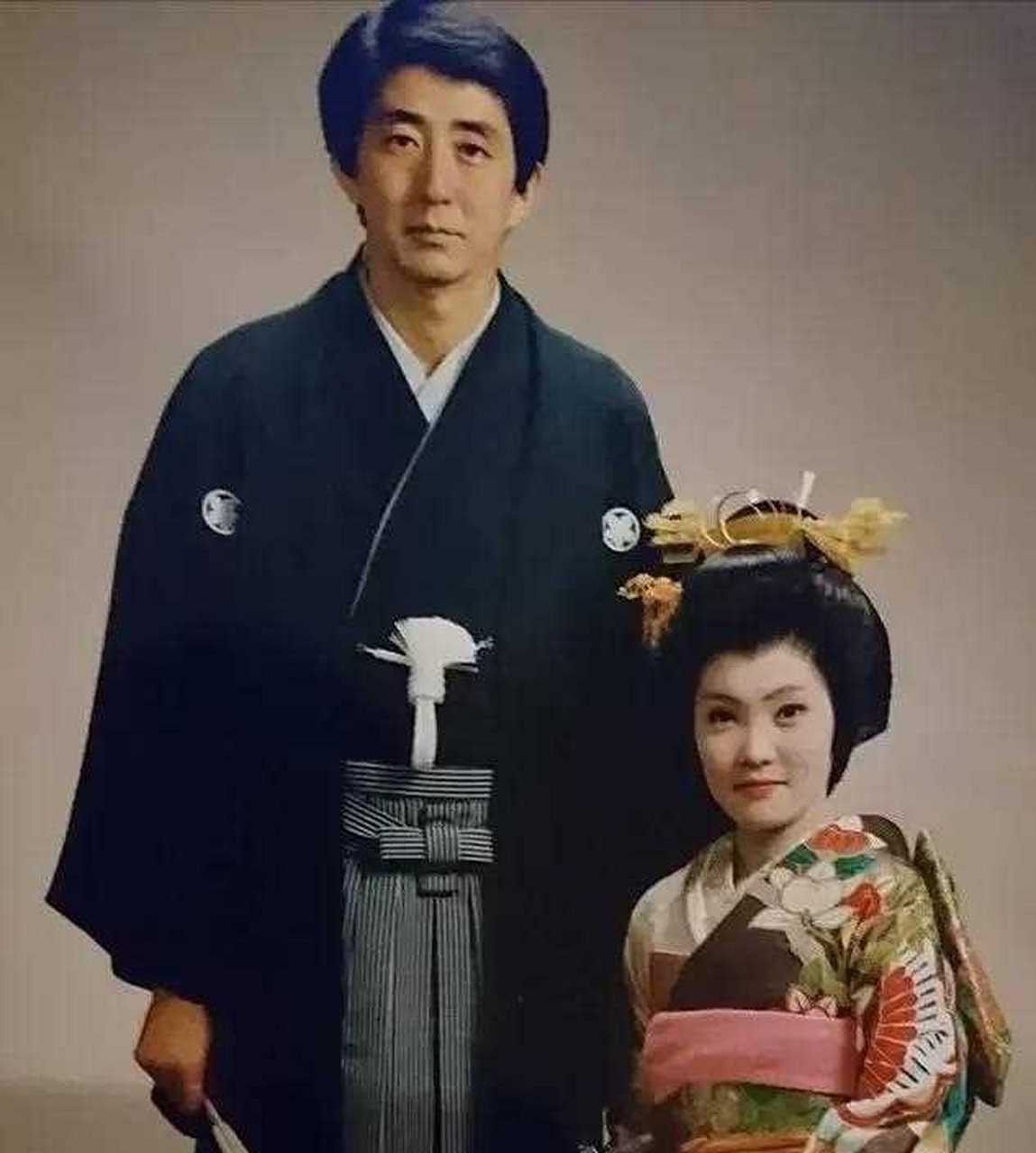 94岁安倍洋子,是安倍晋三的母亲.漂亮看似是知识女性,优雅高贵.