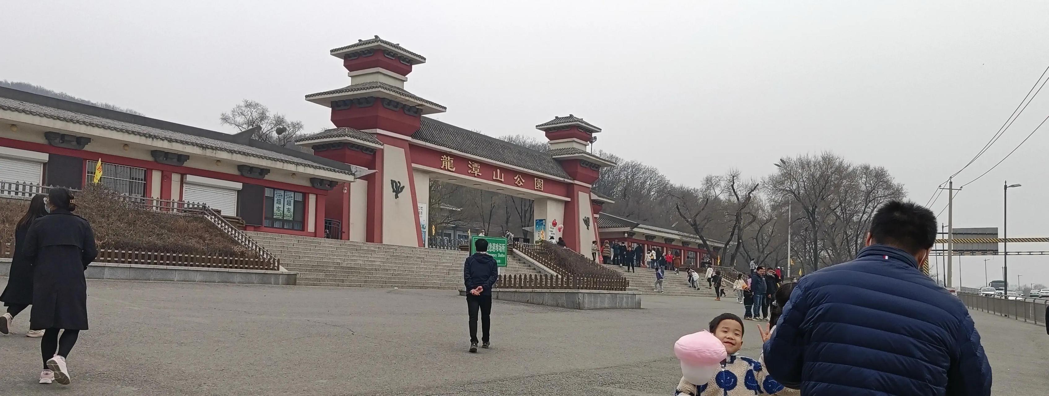 清明踏青龙潭山,春光美景两不厌 吉林市龙潭山,位于市区东北隅,松花江