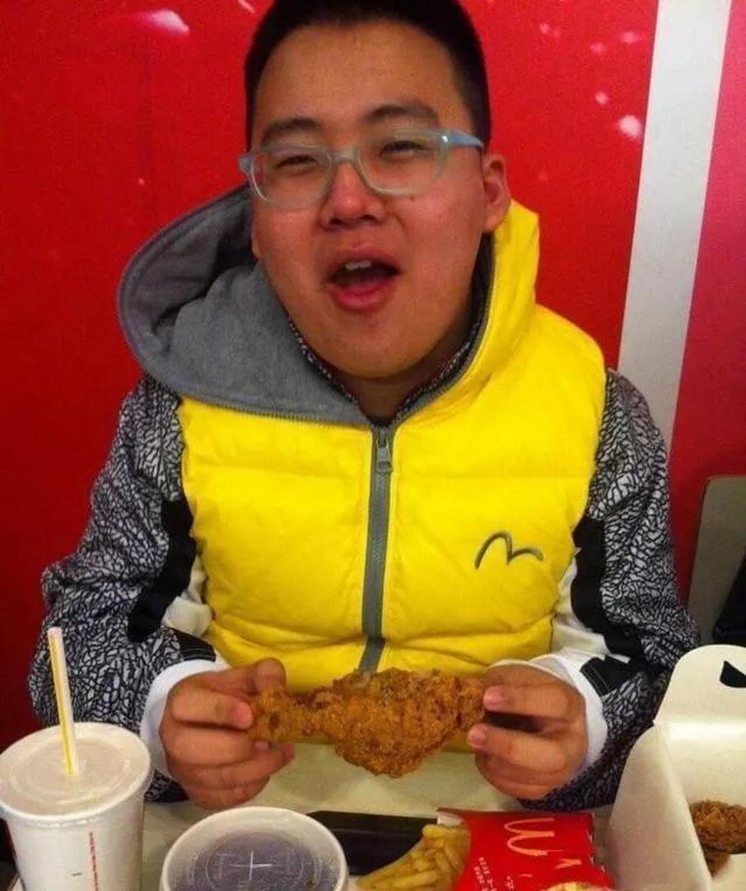 郭麒麟在少年时期曾经体重高达196斤,差点成为隔壁家的傻子兼胖子.