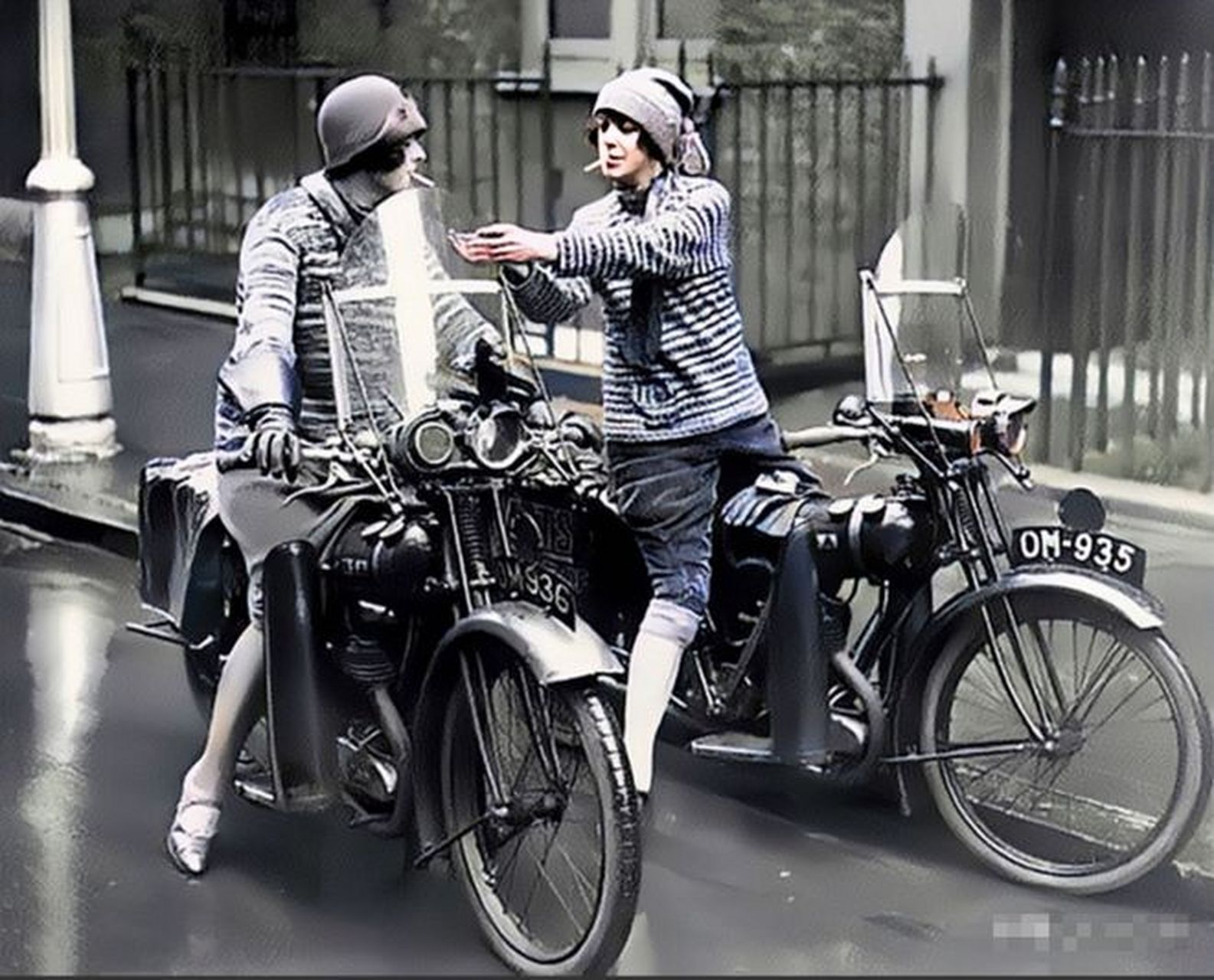 1930年,两位英国年轻女子骑着摩托车去郊游,迎风驰骋.