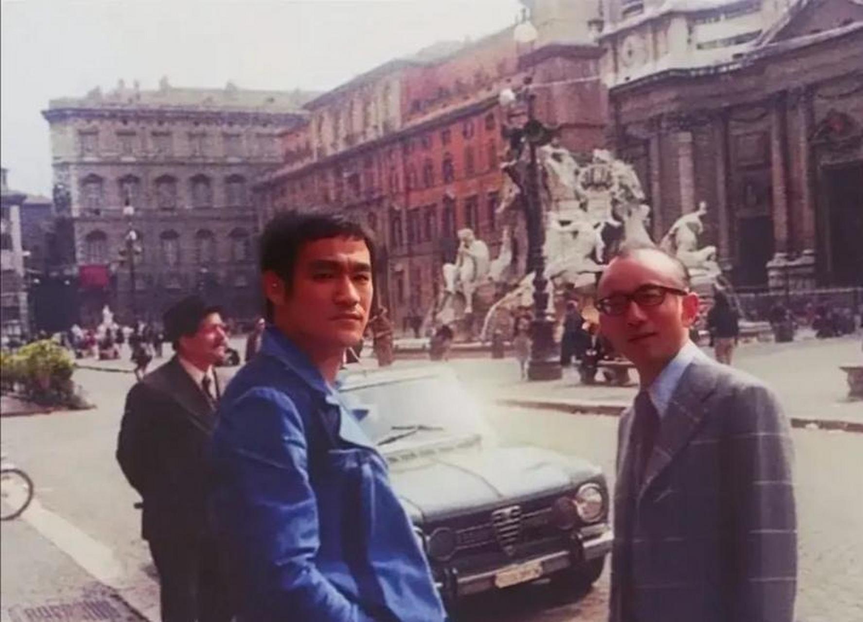 1972年,意大利,这是功夫巨星李小龙与香港嘉禾电影公司的老板邹文怀