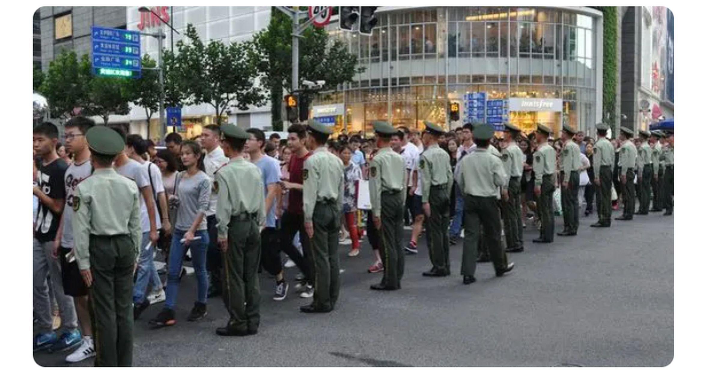 上海武警拉链式人墙上线#   五一假期来了,全国各地的人纷纷走出家门