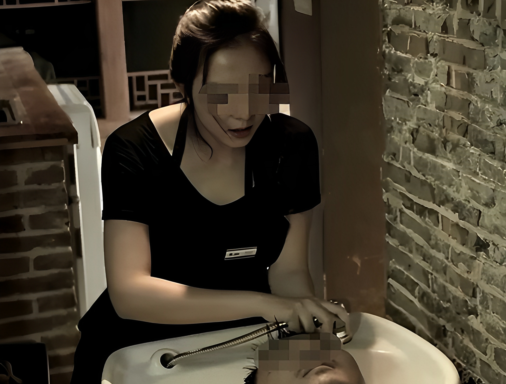 当时,这种名为洗头房的发廊!突然出现在每个街角!