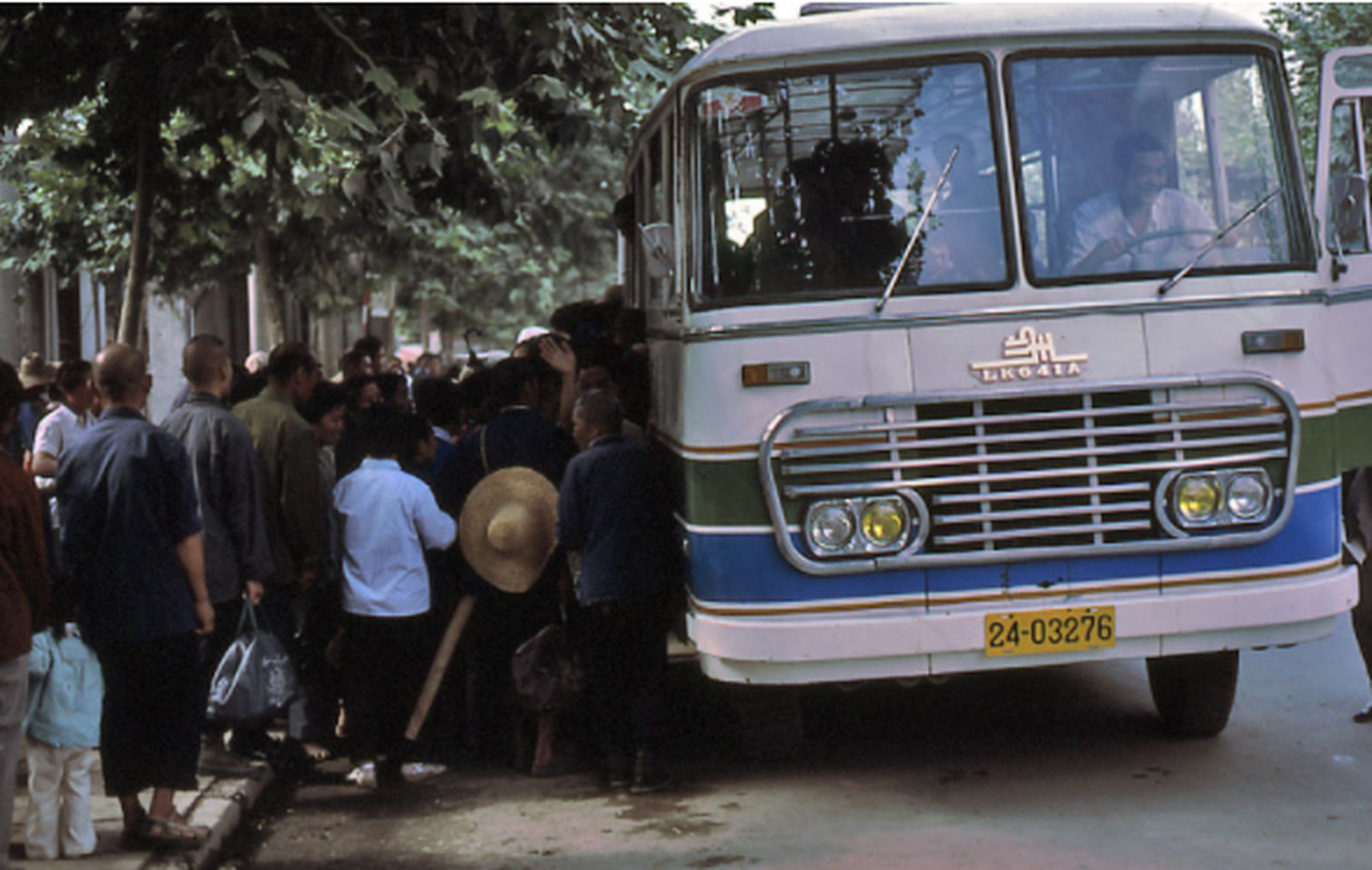 80年代西安南門附近的公交車,上人的那邊都被壓的側歪了,那時候的公交