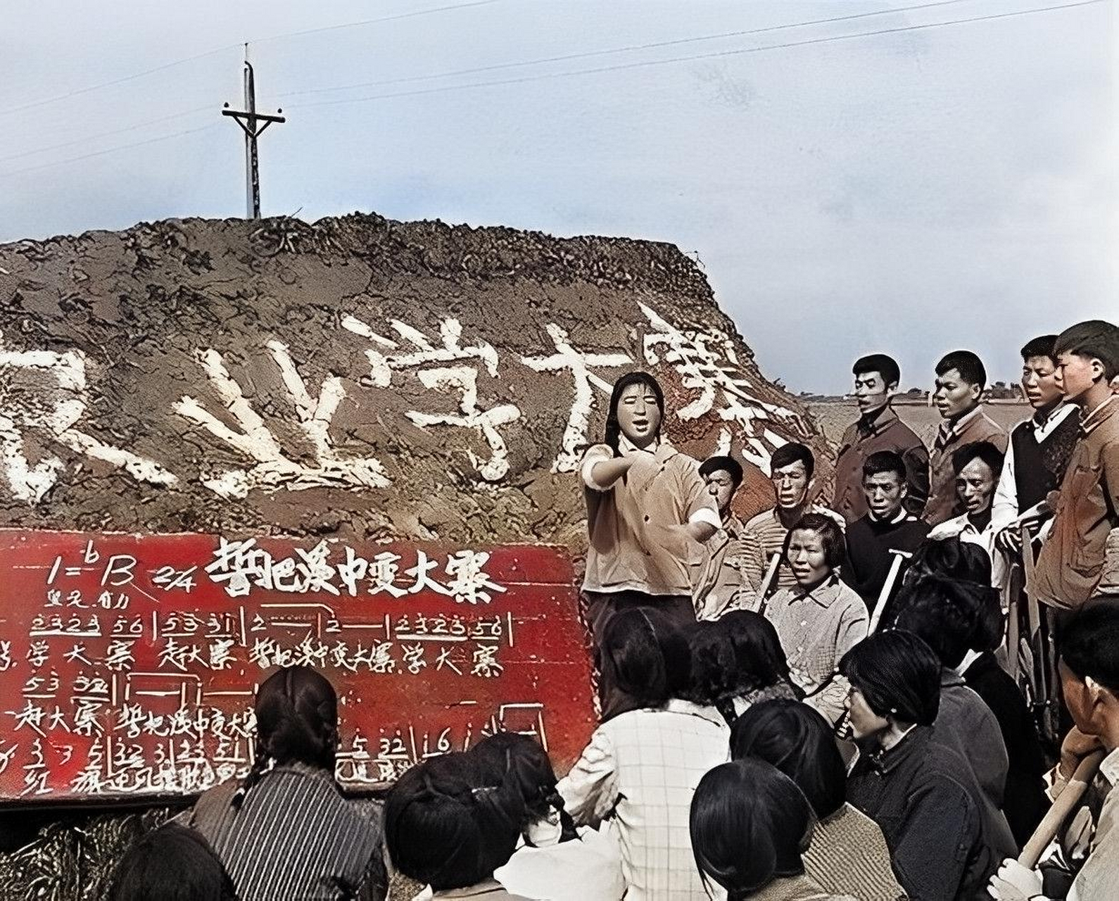 1974年,远在云南的西双版纳,21岁的农村女知青朱梅华有一天晚上上了