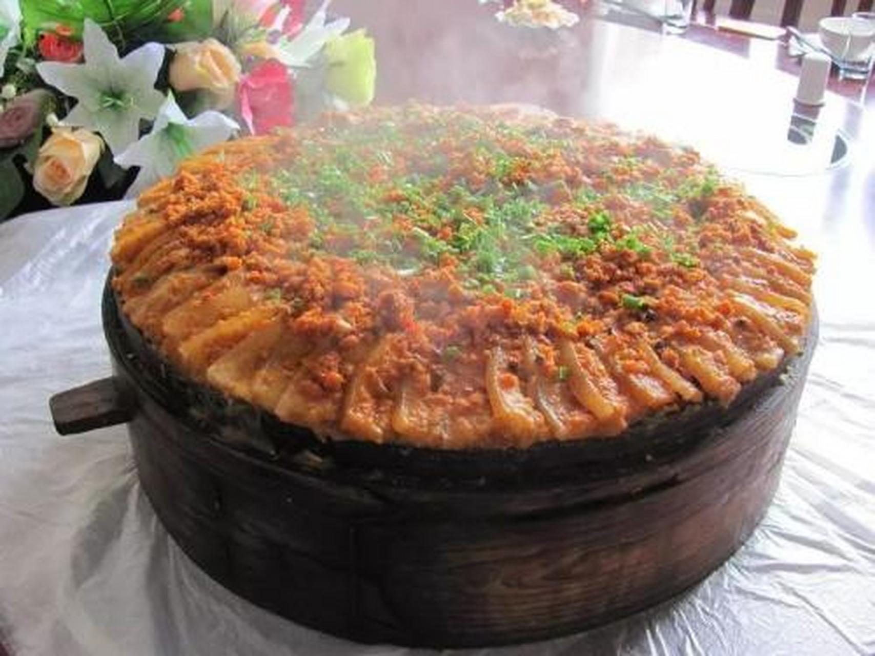 土家蒸肉是湖北宜昌土家族特有的一种美食,它是用土家族蒸肉专用的一