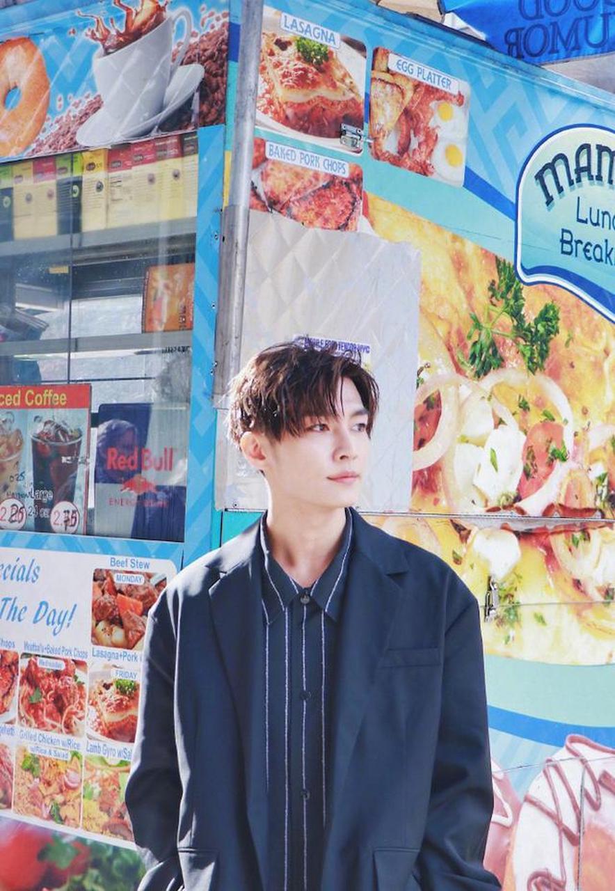 歌手炎亚纶又在社交网站晒出了一组街拍照,还配文案"紐約的街頭,已經