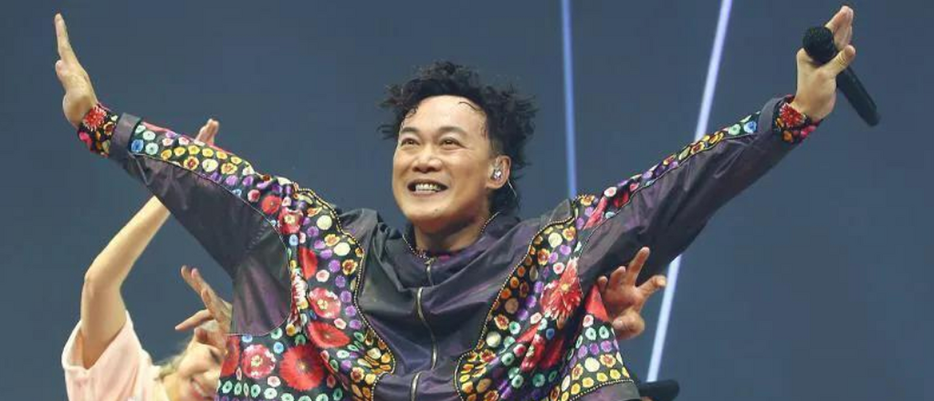 陈奕迅平安夜唱德文版圣诞陈奕迅平安夜唱德文版圣诞歌 与歌迷共度第