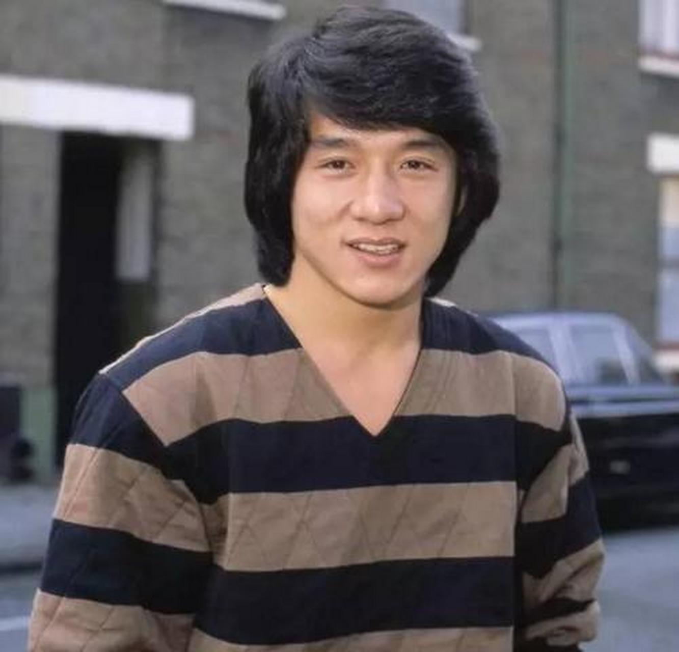 为什么成龙总是一头飘逸的长发?年轻时曾剪过一次短发,结果差点丧命!