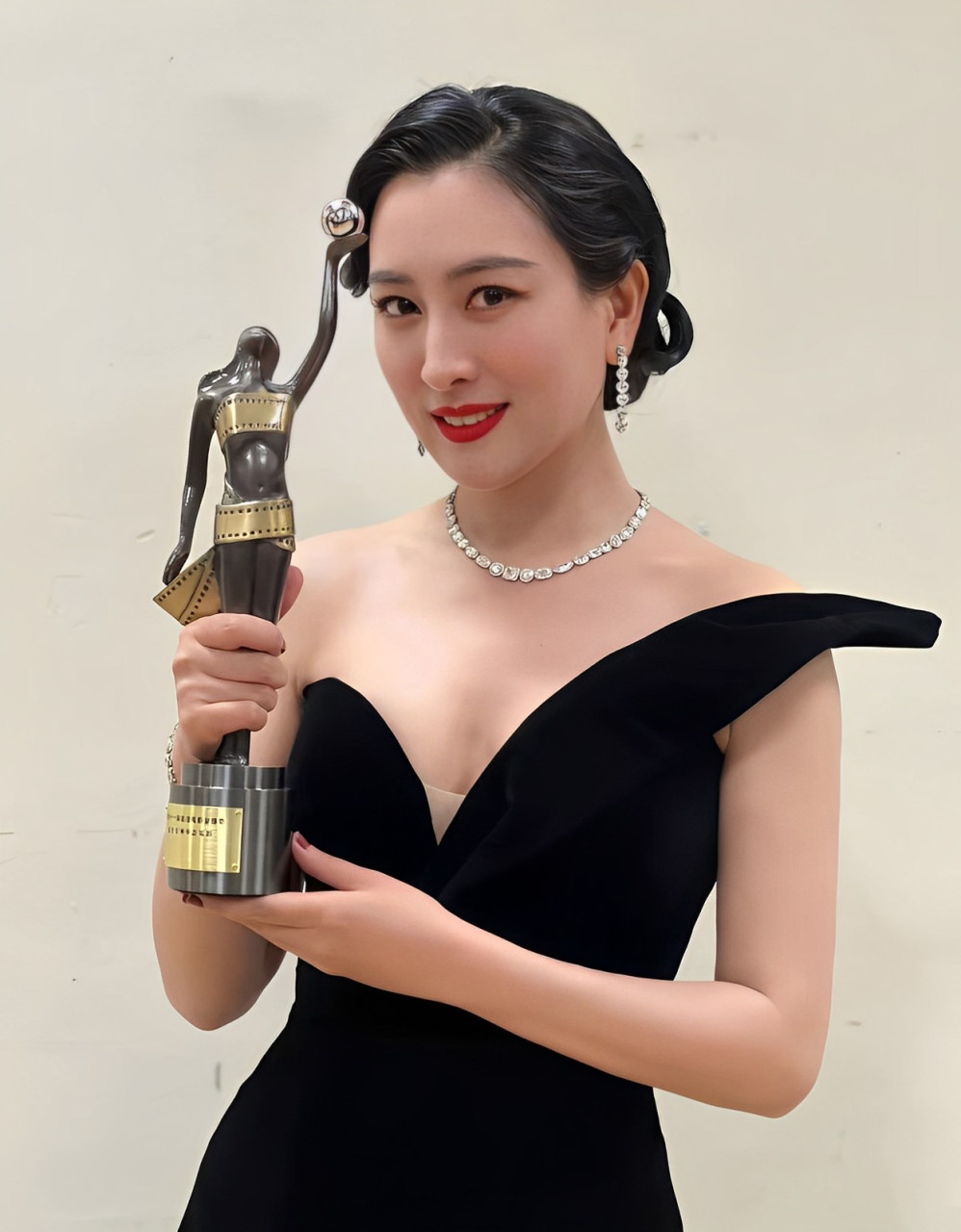 优雅高贵,性感迷人的马苏,穿着抹胸裙秀出凹凸感,弯腰瞬间太撩人了!