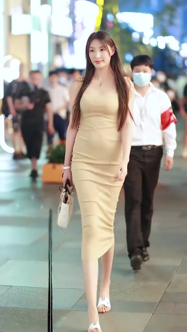 街拍美女:简直就是魔鬼身材,糟糕是心动的感觉!