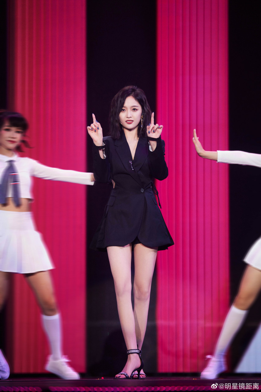 吴宣仪 舞台活动 她还给脚脚做了美甲