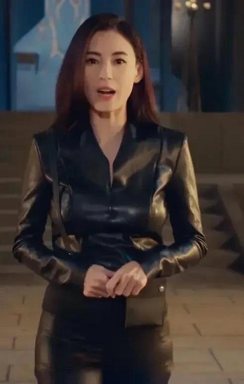 酷帅的皮衣套装,英姿飒爽,紧身的版型勾勒出张柏芝凹凸有致的身材