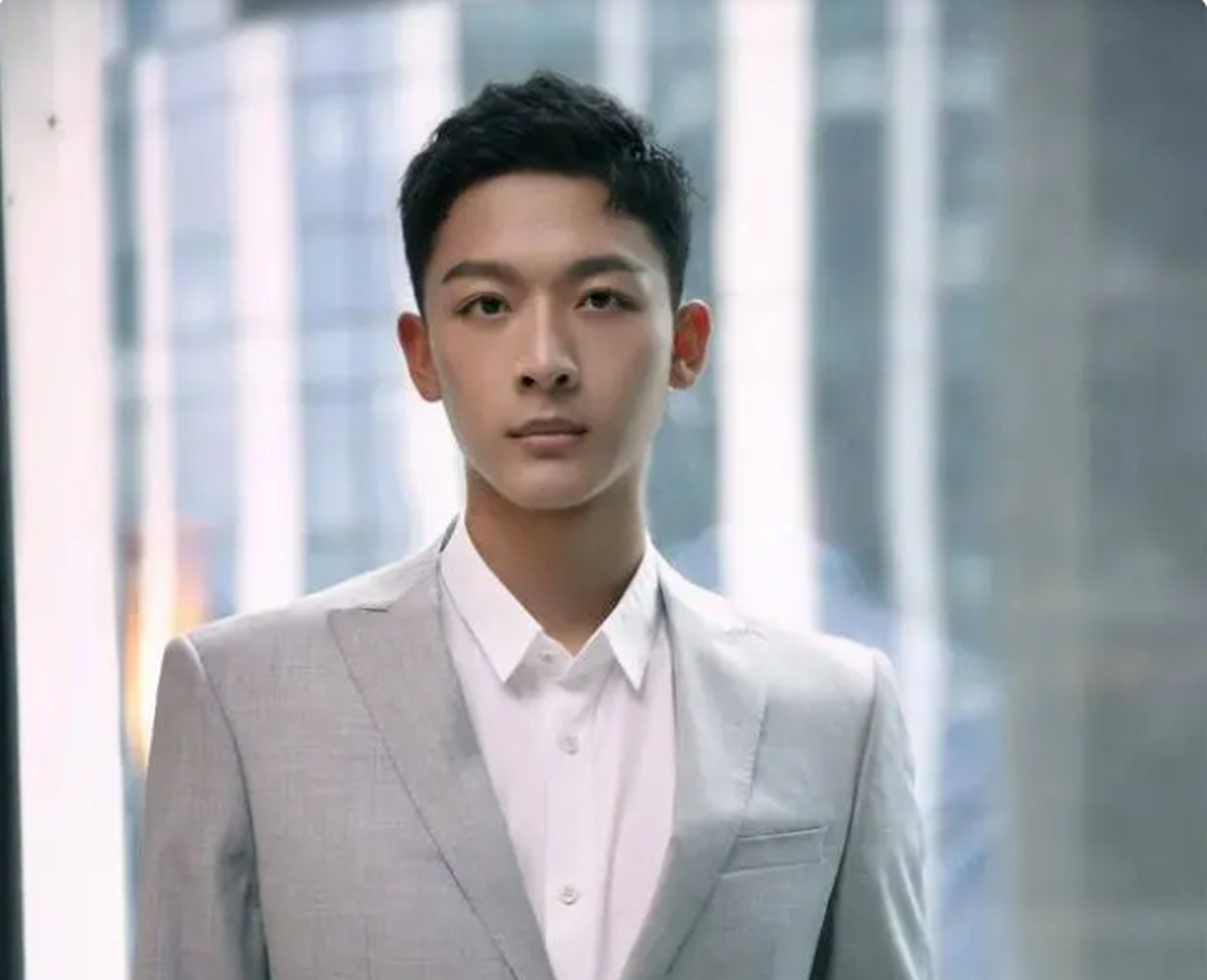 日前,由网剧《长相思》中"玱玹"扮演者张晚意所饰演