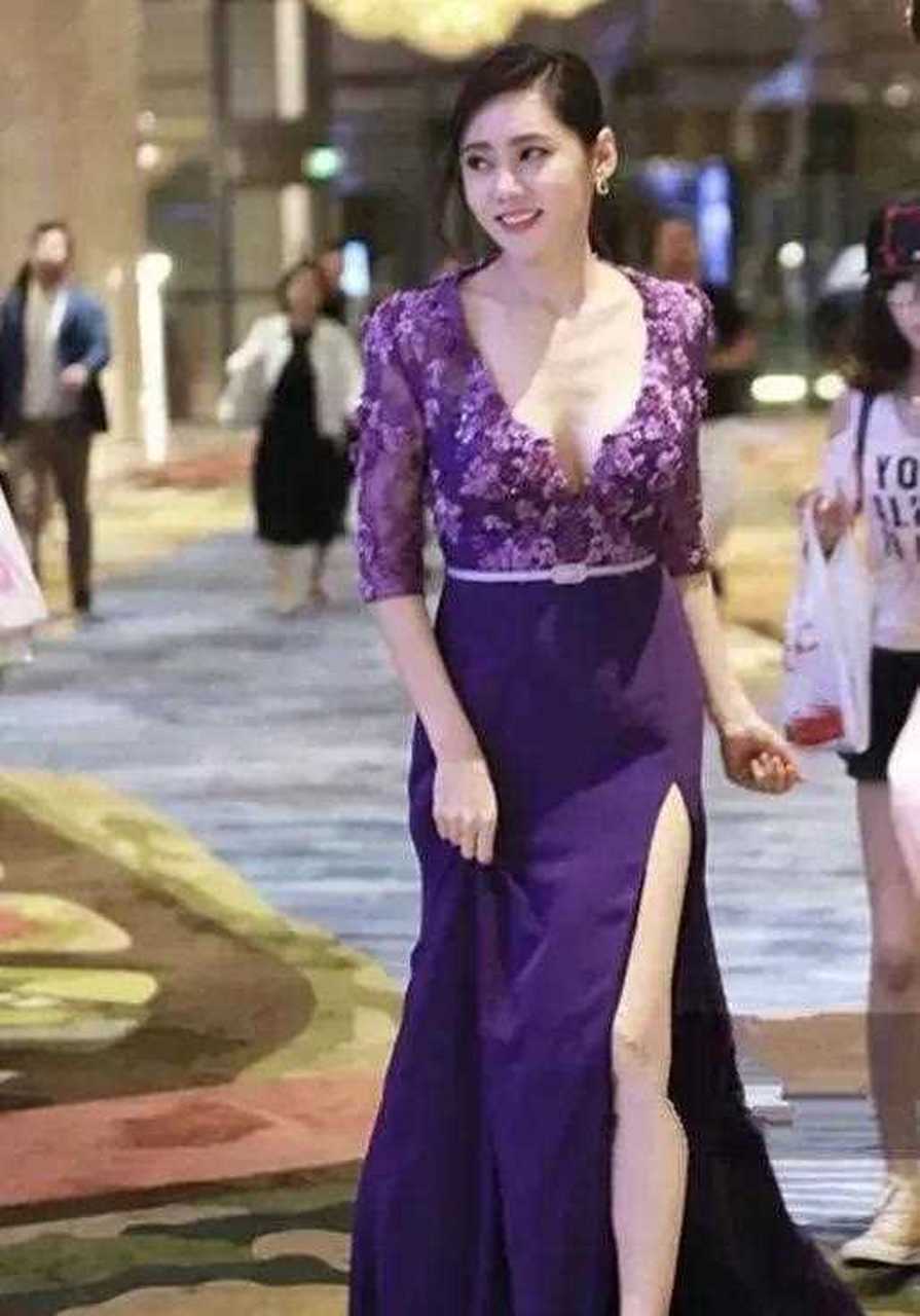 秋瓷炫icon一袭紫色礼服出席活动,美出新高度,扎低马尾,精致的五官