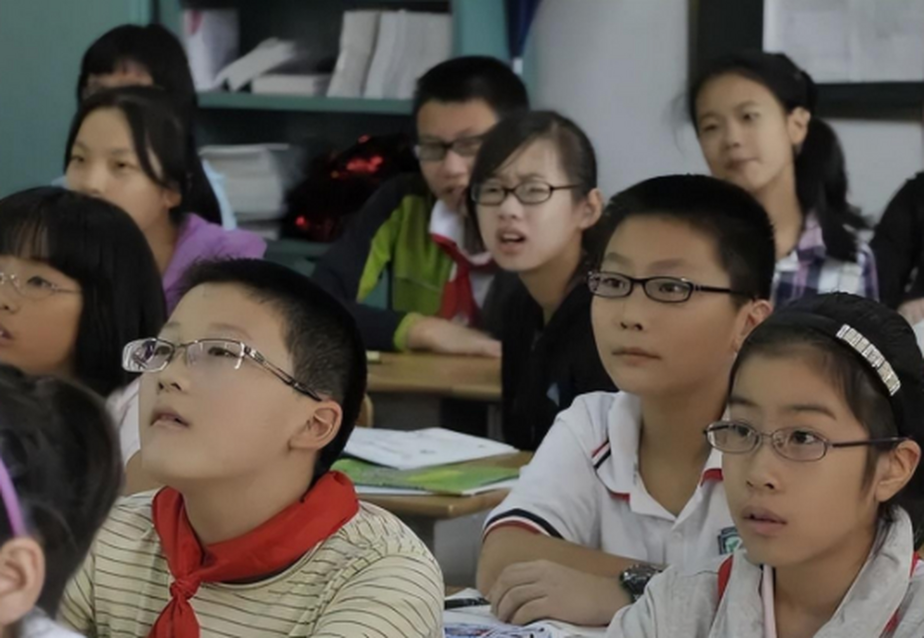 4%,高中生近视比例为83.3%,大学生近视比例则高达87.7%.