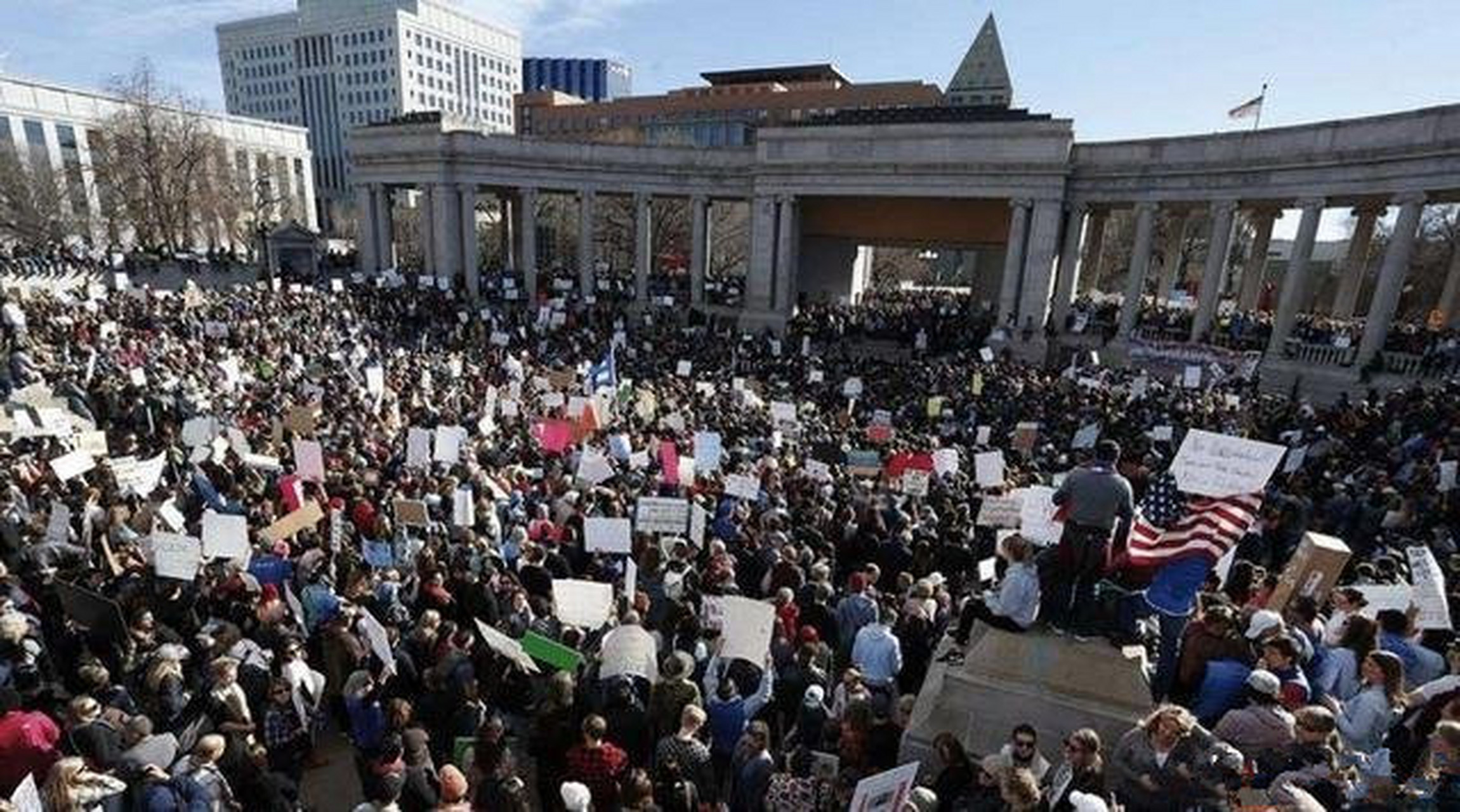 美国白人警察暴力执法致黑人死亡事件持续发酵,白宫门前爆发大规模