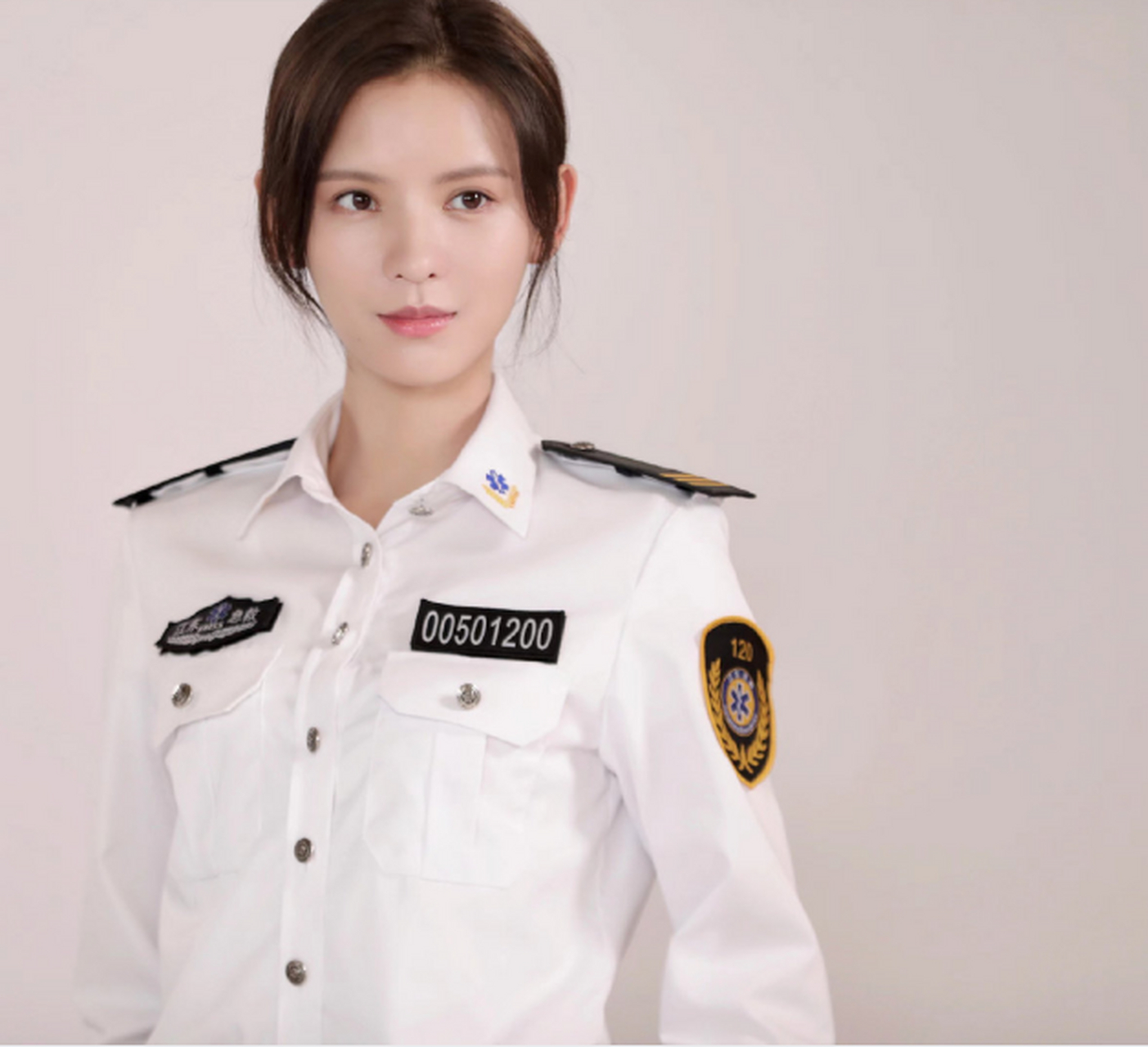 张予曦新剧开机,穿黑白色制服搭配低马尾,五官精致又美又飒 娱乐圈