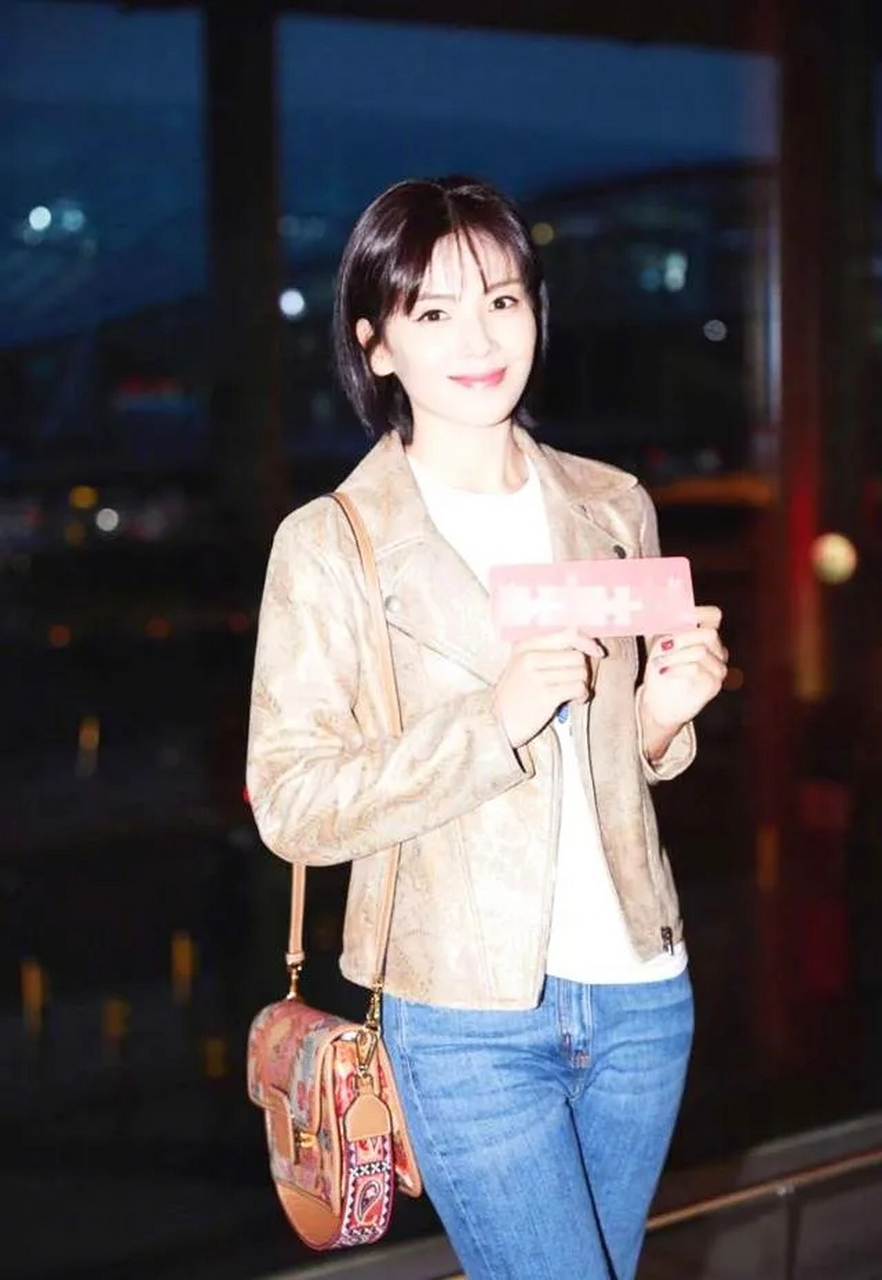 刘涛穿牛仔裤,超有女人味,曲线玲珑前凸后翘,魅力不可挡!非常不错!