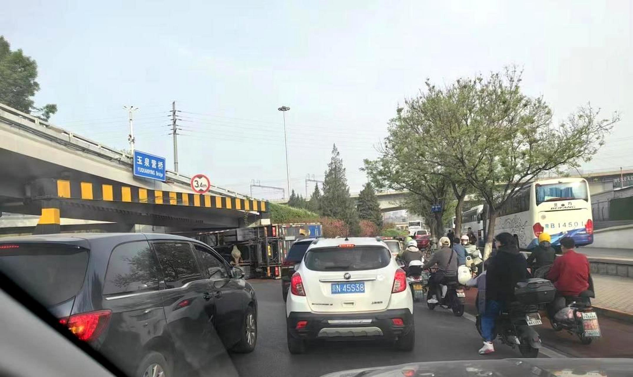 玉泉营桥下发生了一辆大型货车侧翻事故,预计将导致交通堵塞一段时间.