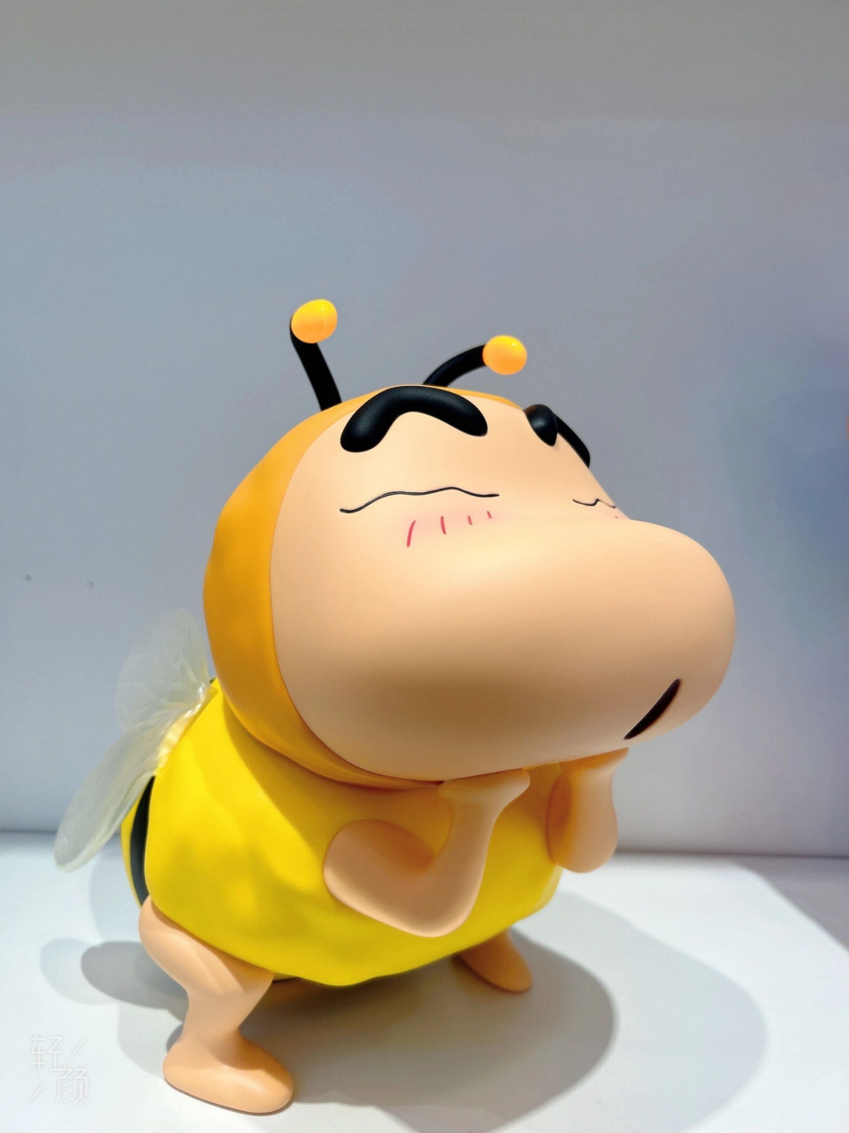 蜡笔小新手办 cos蜜蜂  这也太可爱了吧 	 高度:30cm