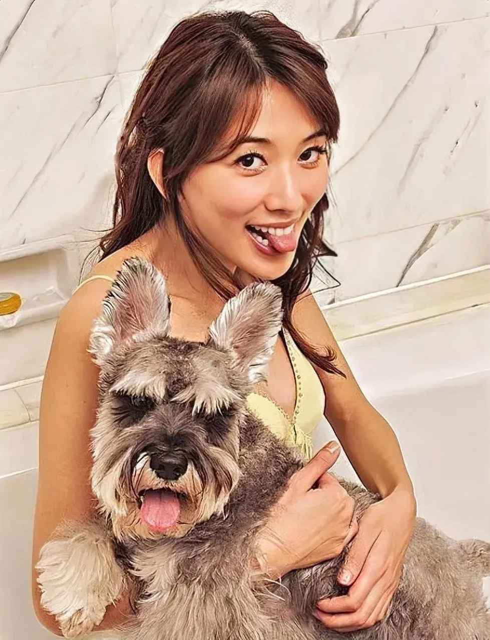 女明星都爱伸舌头,太可爱了个人觉得最自然,最俏皮可爱的是佟丽娅