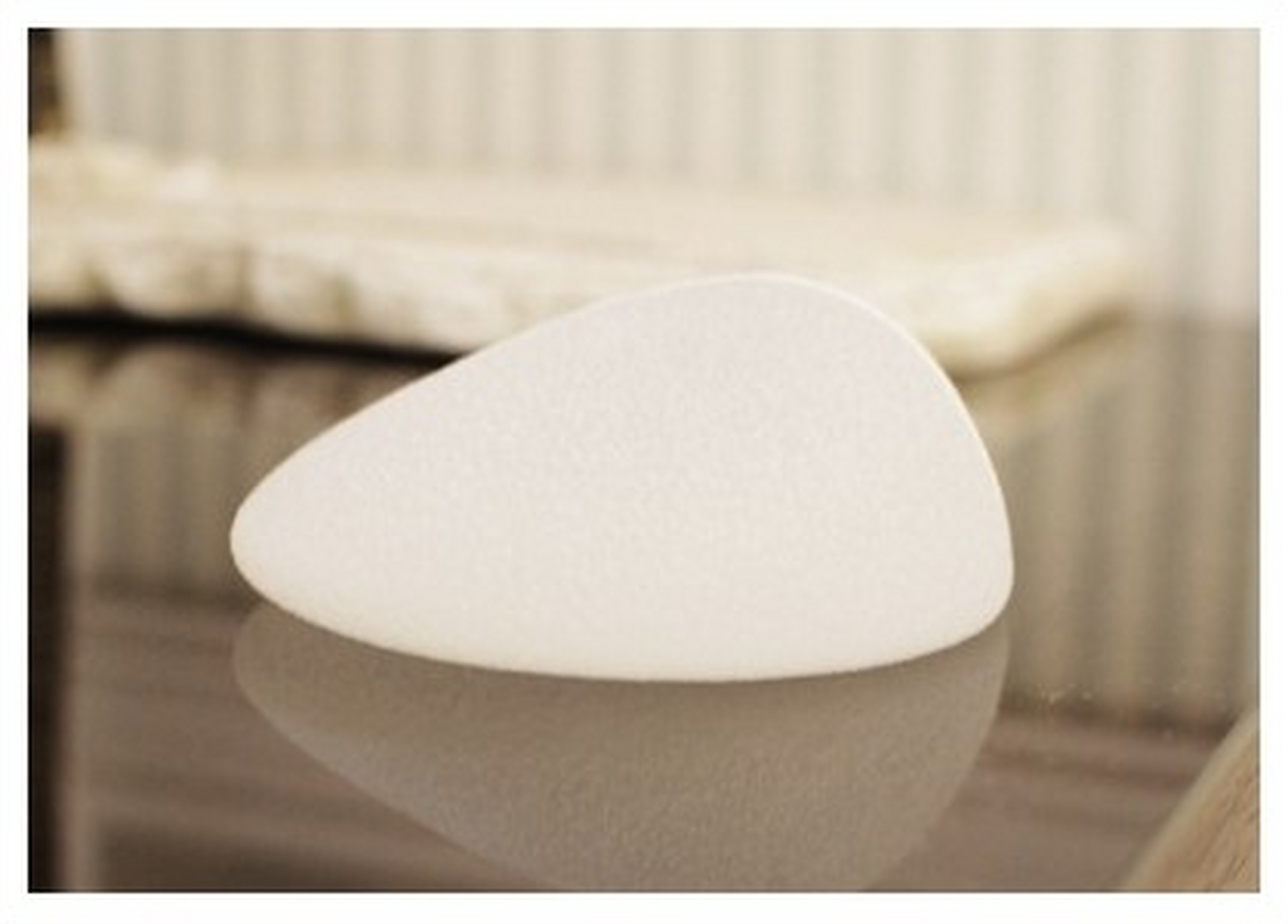 水滴形假体是一种常用的隆胸材料,其优点和缺点如下: 11566 优点