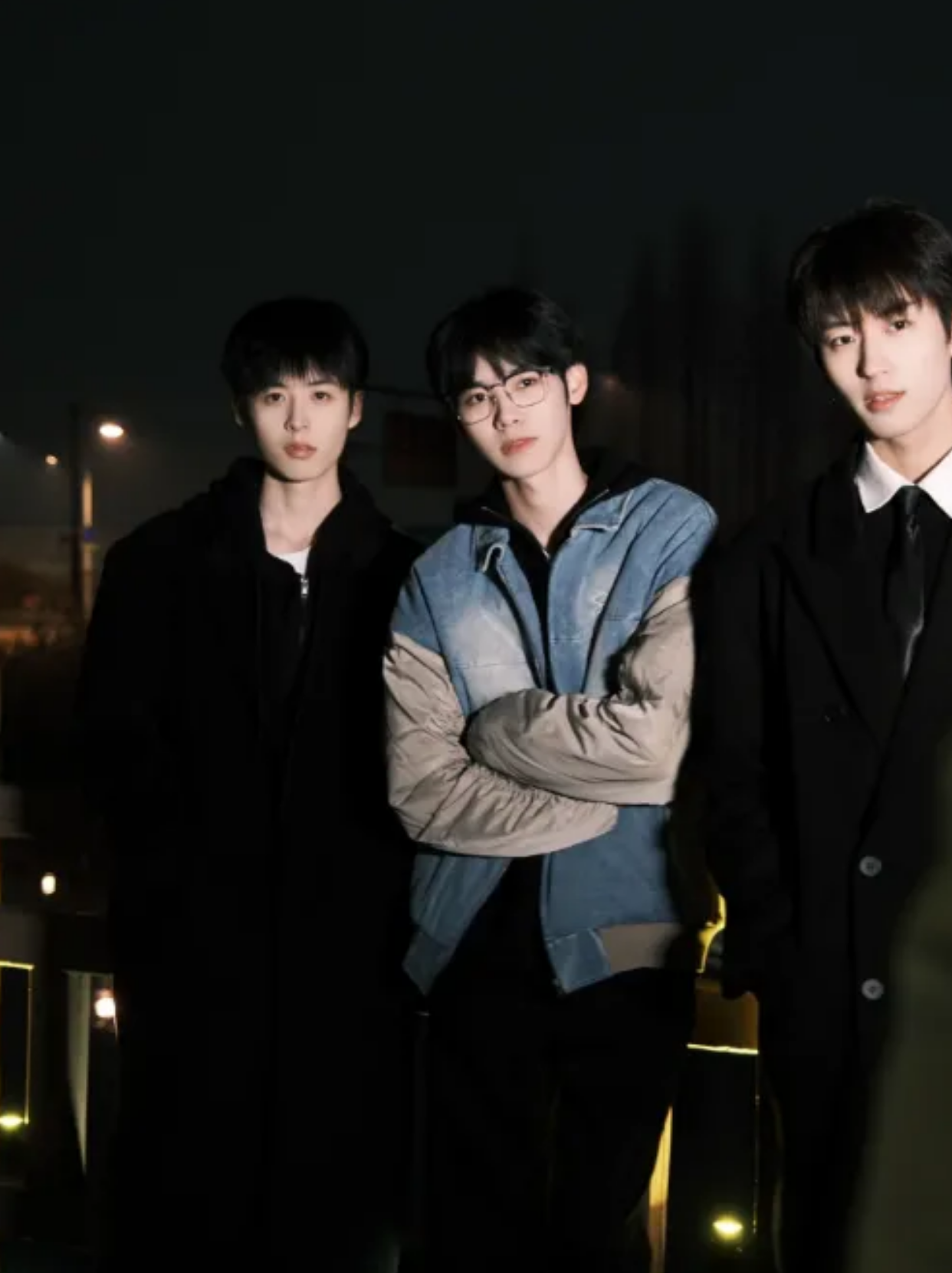 3兄弟全部光棍,一想到家徒四壁就望着狗直叹气:没