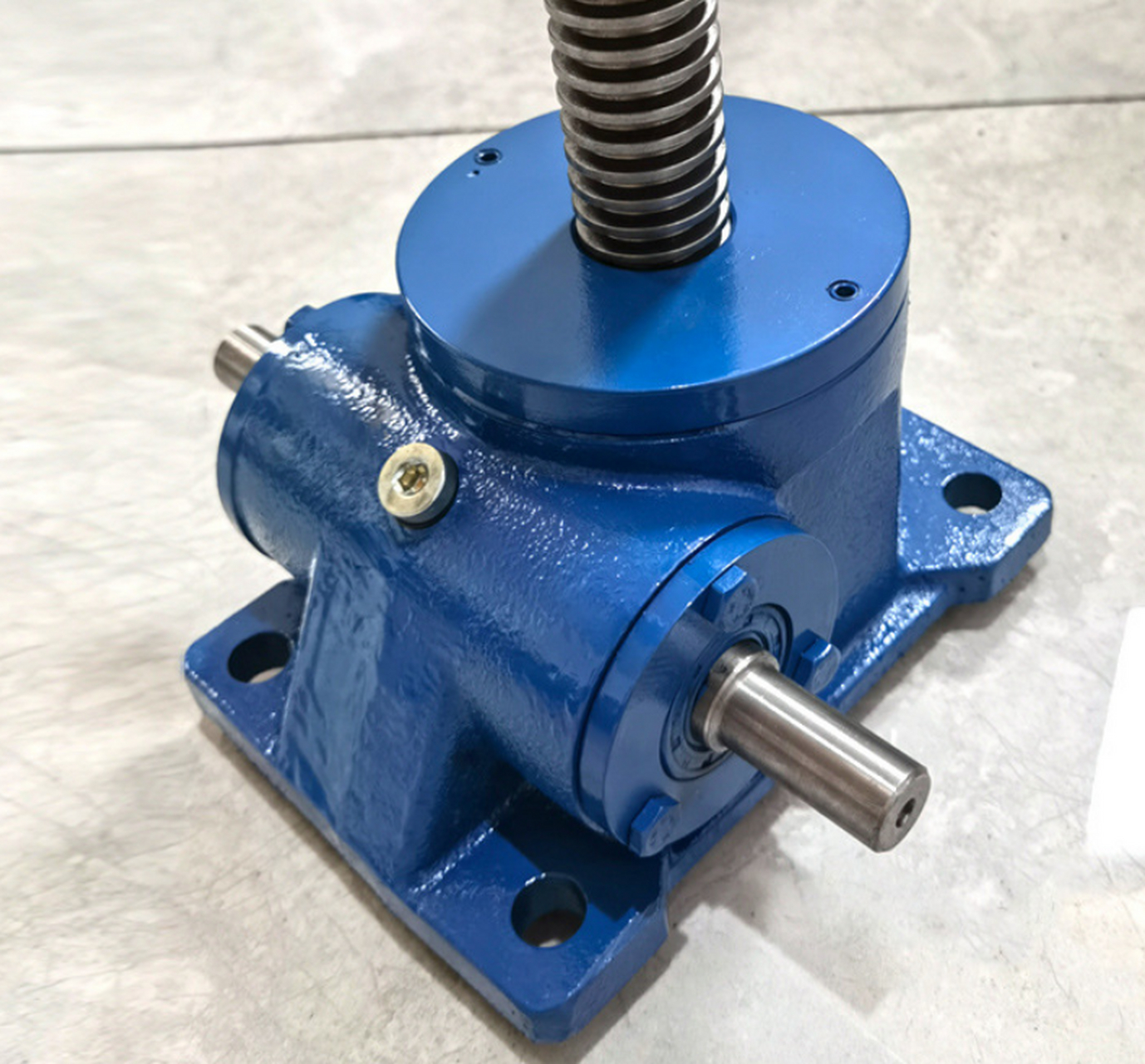 丝杆升降机的工作原理 丝杆升降机又称螺旋传动机构.