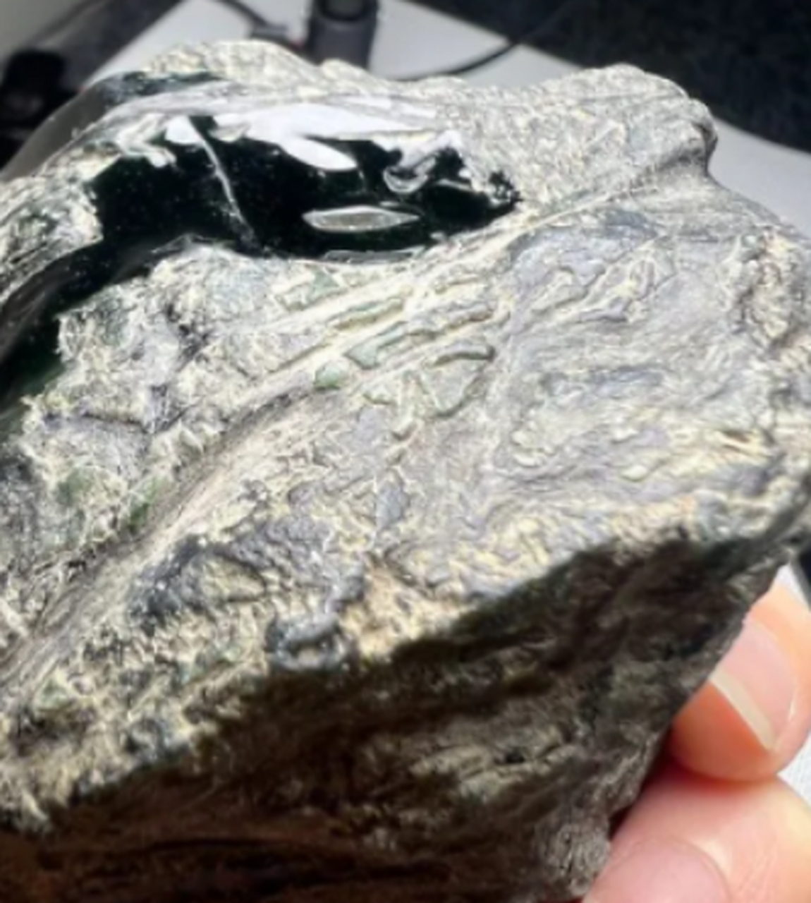 点击头像看直播##翡翠原石# 老场口超级墨翠开窗料,皮壳超级老致紧密