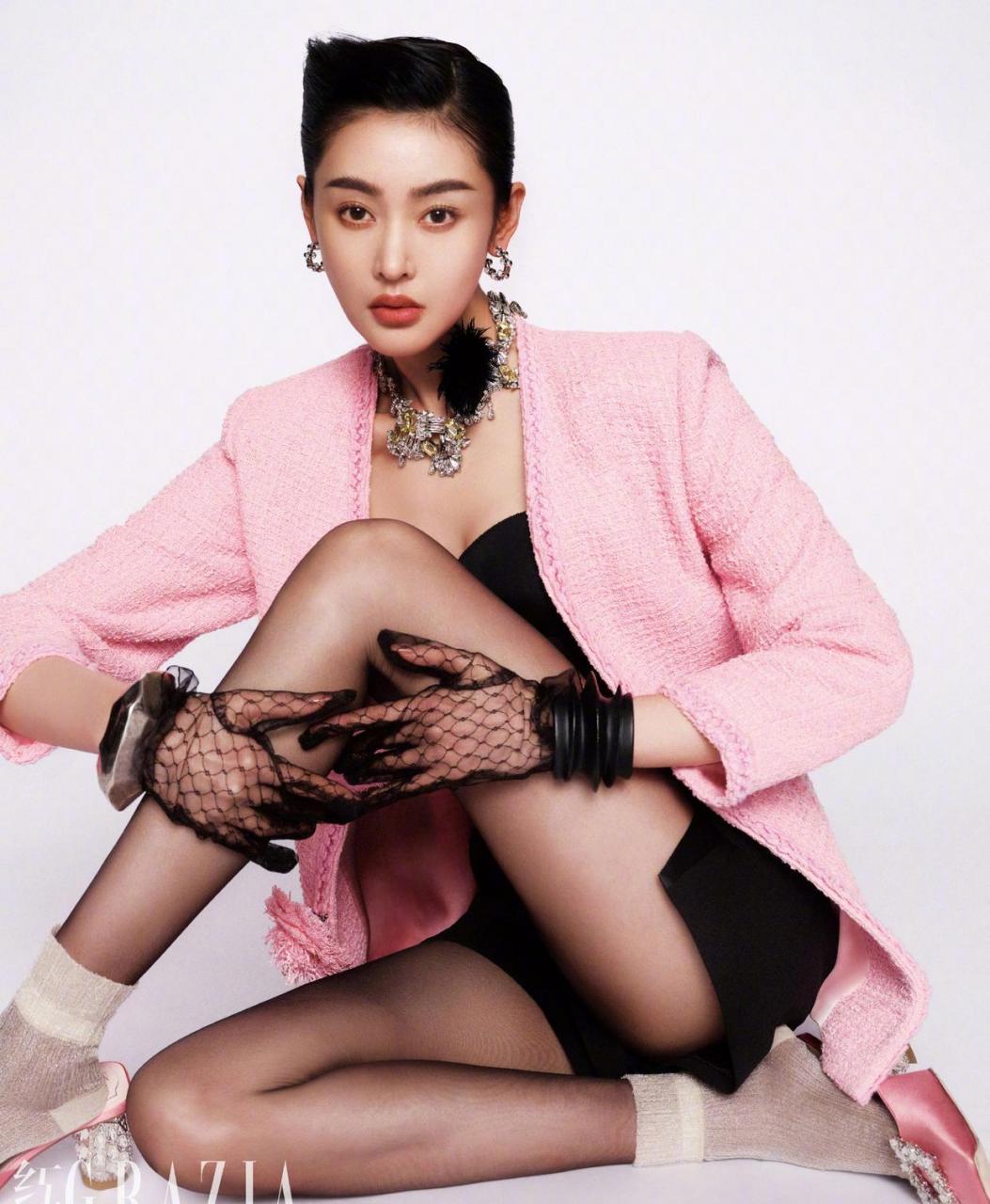 张天爱最新时尚大片,这组造型有一种冷艳的张力,粉色衣服加抹胸黑裙